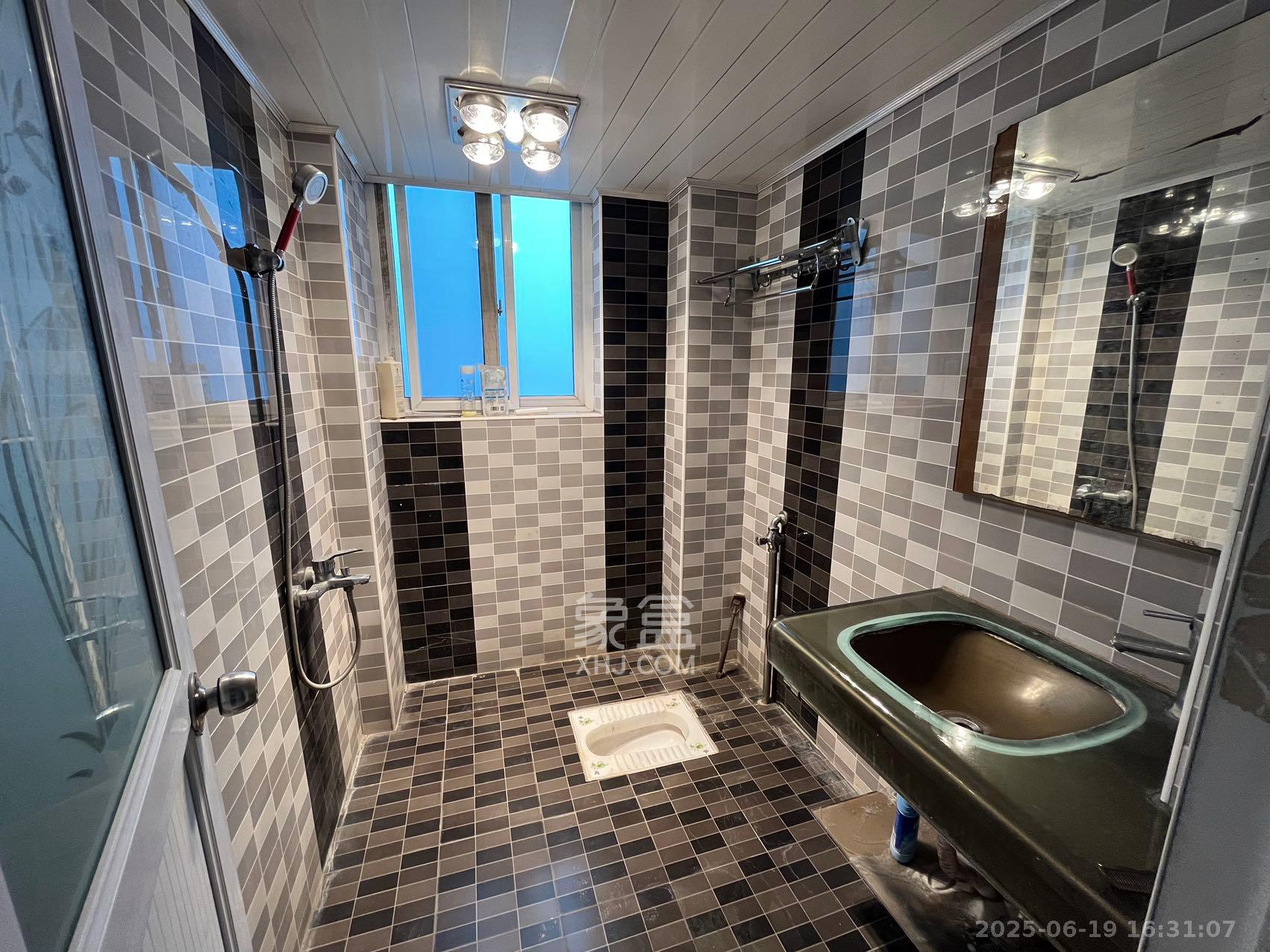 嘉盛华庭(一期、二期、三期)  1室2厅1卫    2500.0元/月 嘉盛华庭(一期、二期、三期)  1室2厅1卫    2500.0元/月室内图