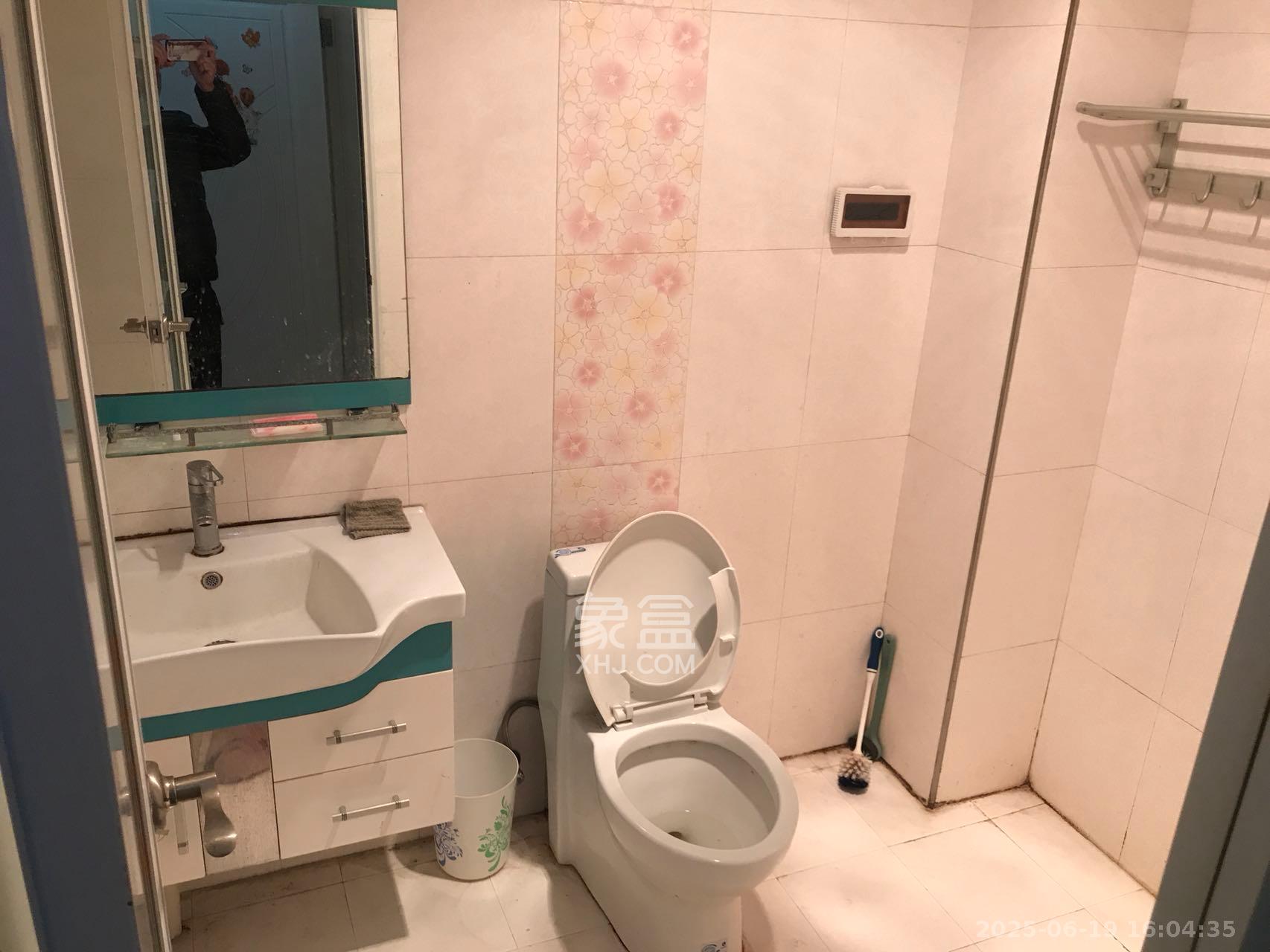 嘉盛华庭(一期、二期、三期) 3室2厅2卫 3100.0元/月 嘉盛华庭(一期、二期、三期) 3室2厅2卫 3100.0元/月室内图