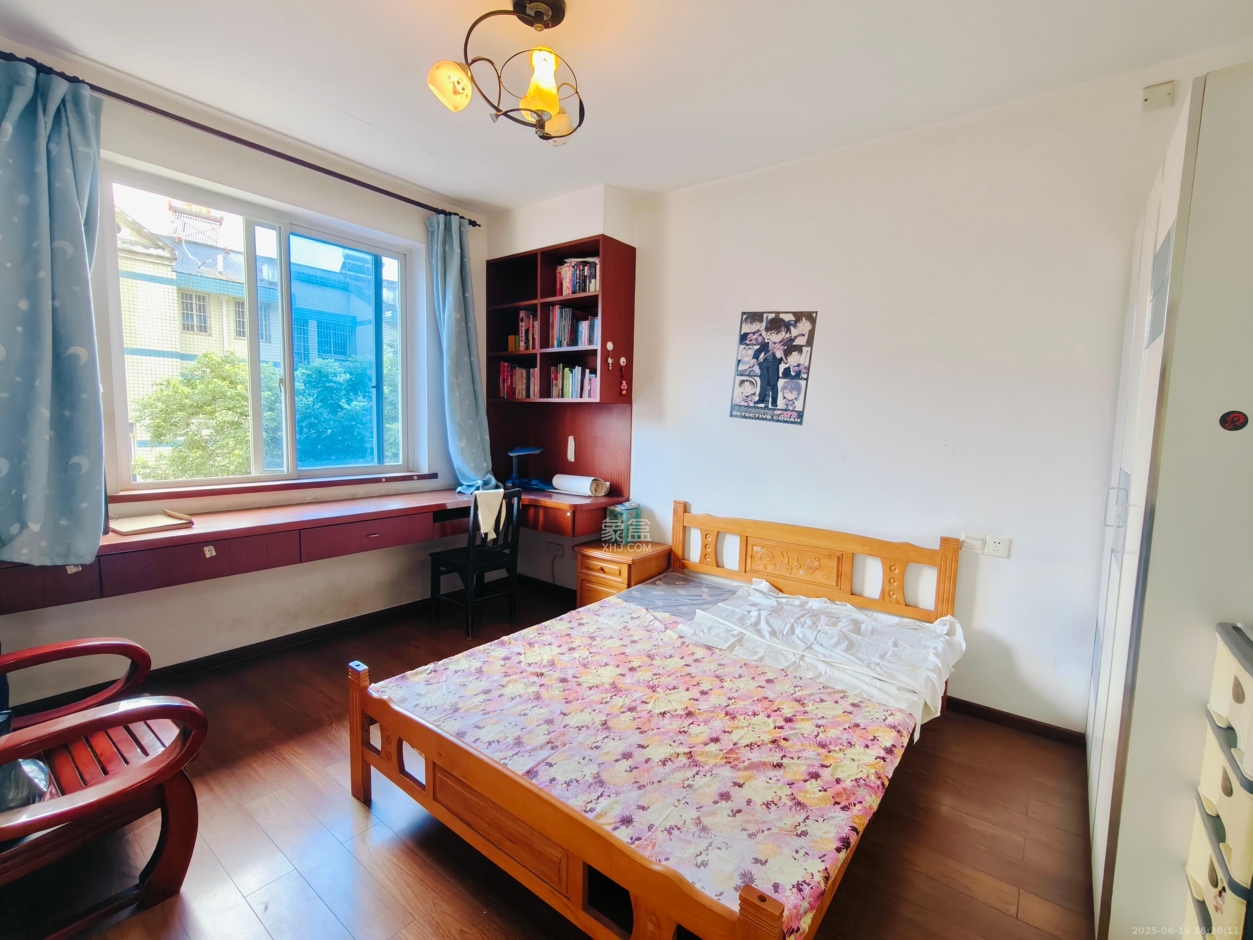 四方小区 4室2厅2卫 2400.0元/月 四方小区 4室2厅2卫 2400.0元/月室内图