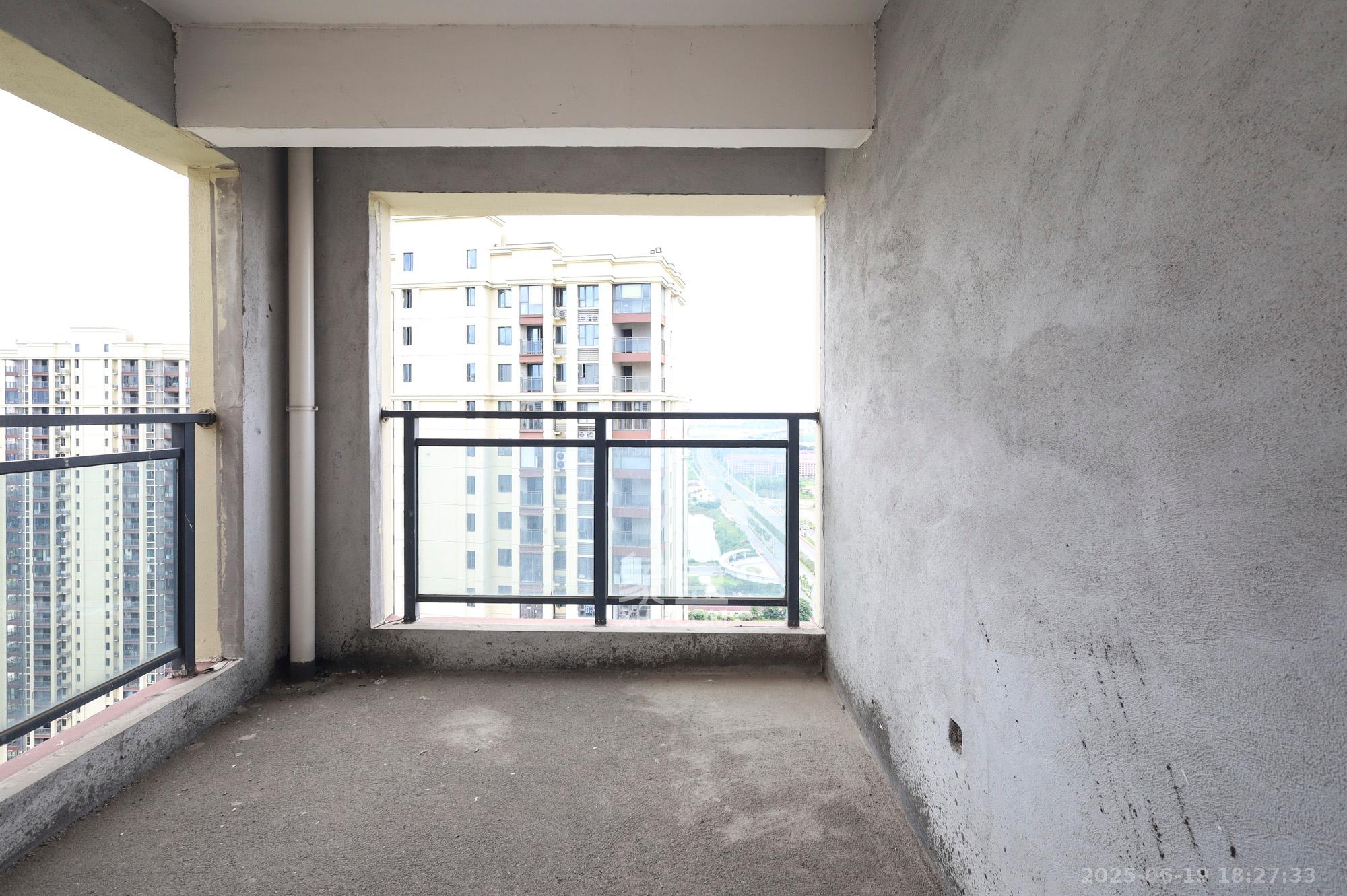 南璟滨江书苑 4室2厅1卫 36.50万 南璟滨江书苑 4室2厅1卫 36.50万卧室