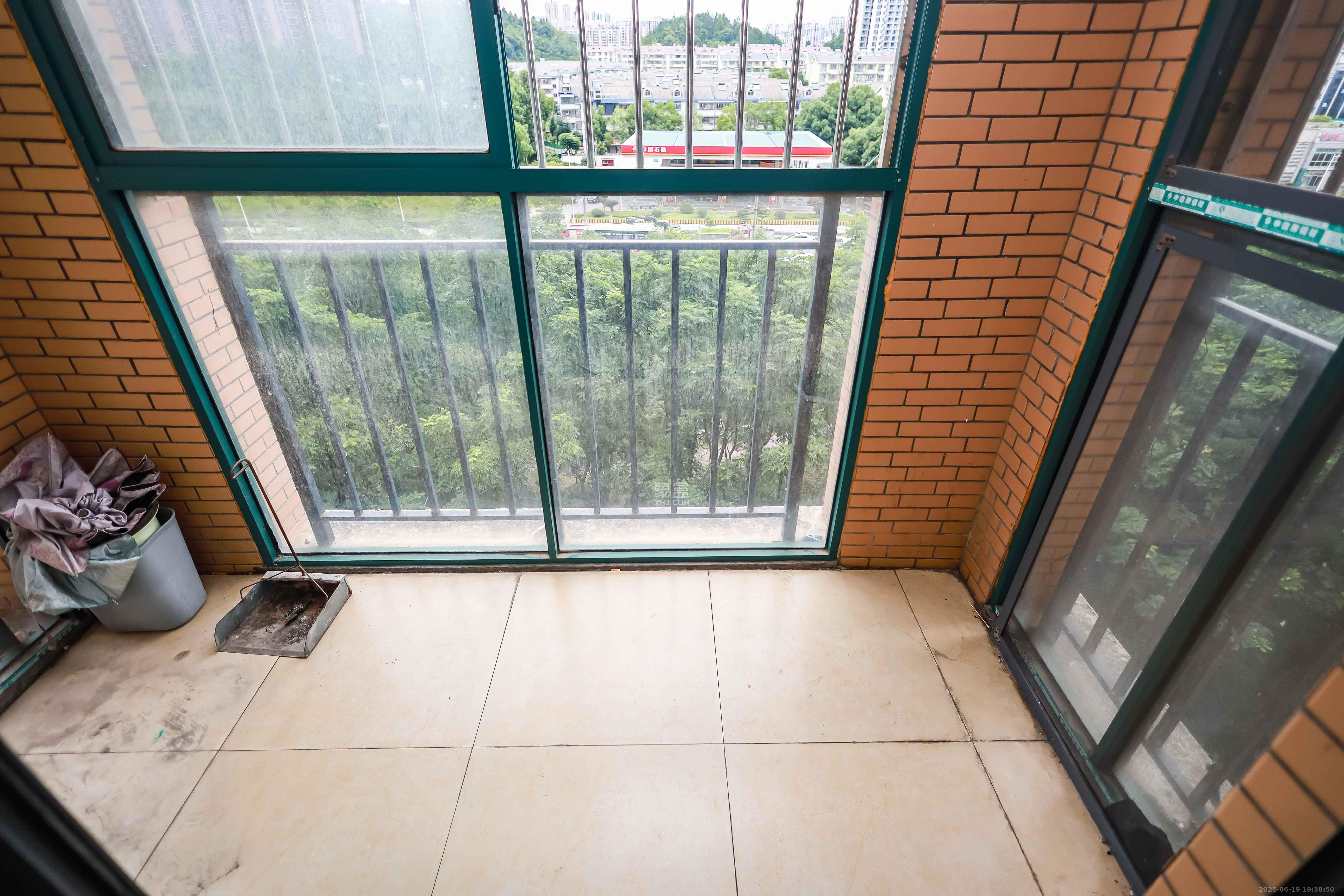 诚兴园  4室2厅2卫    98.0万阳台