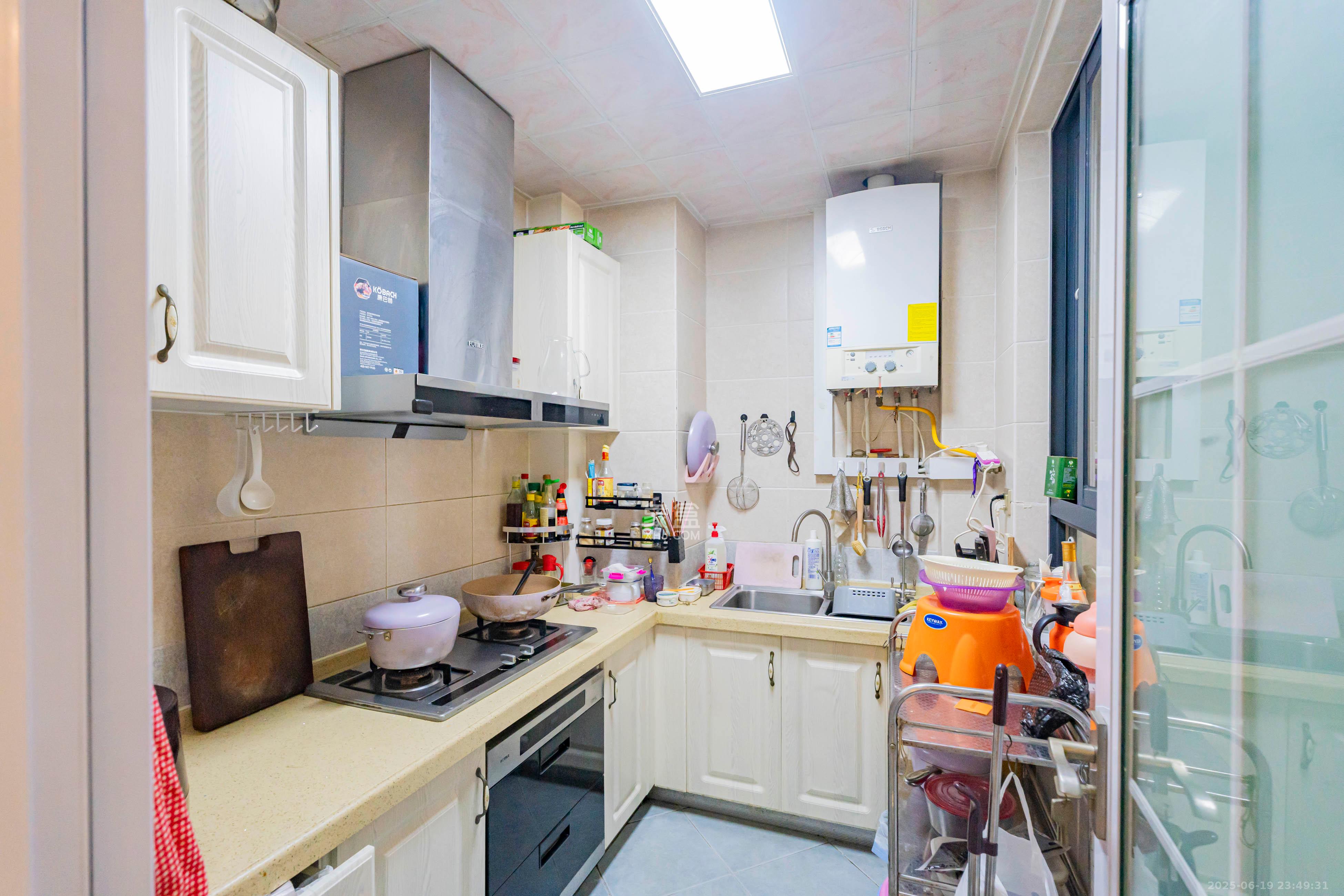 藏珑湖上国际花园 2室2厅1卫 85.0万 藏珑湖上国际花园 2室2厅1卫 85.0万厨房