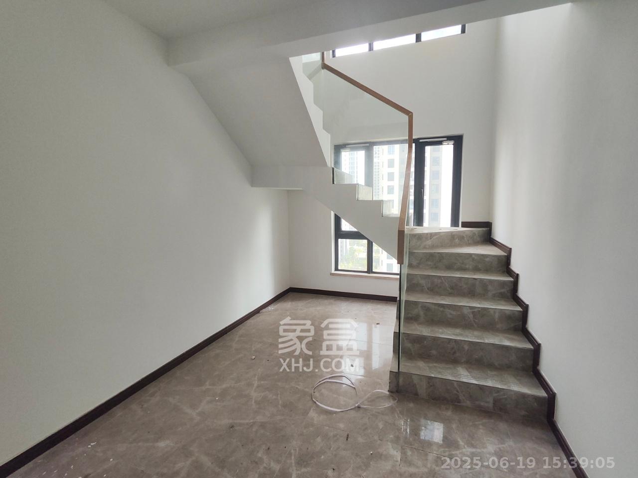 绿地长沙城际空间站(绿地新里佳苑) 5室2厅3卫 5000.0元/月 绿地长沙城际空间站(绿地新里佳苑) 5室2厅3卫 5000.0元/月室内图