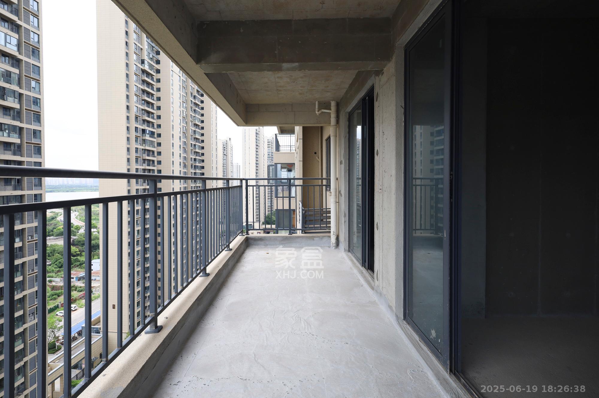 嘉宇北部湾BC区  4室2厅2卫    67.0万 嘉宇北部湾BC区  4室2厅2卫    67.0万阳台