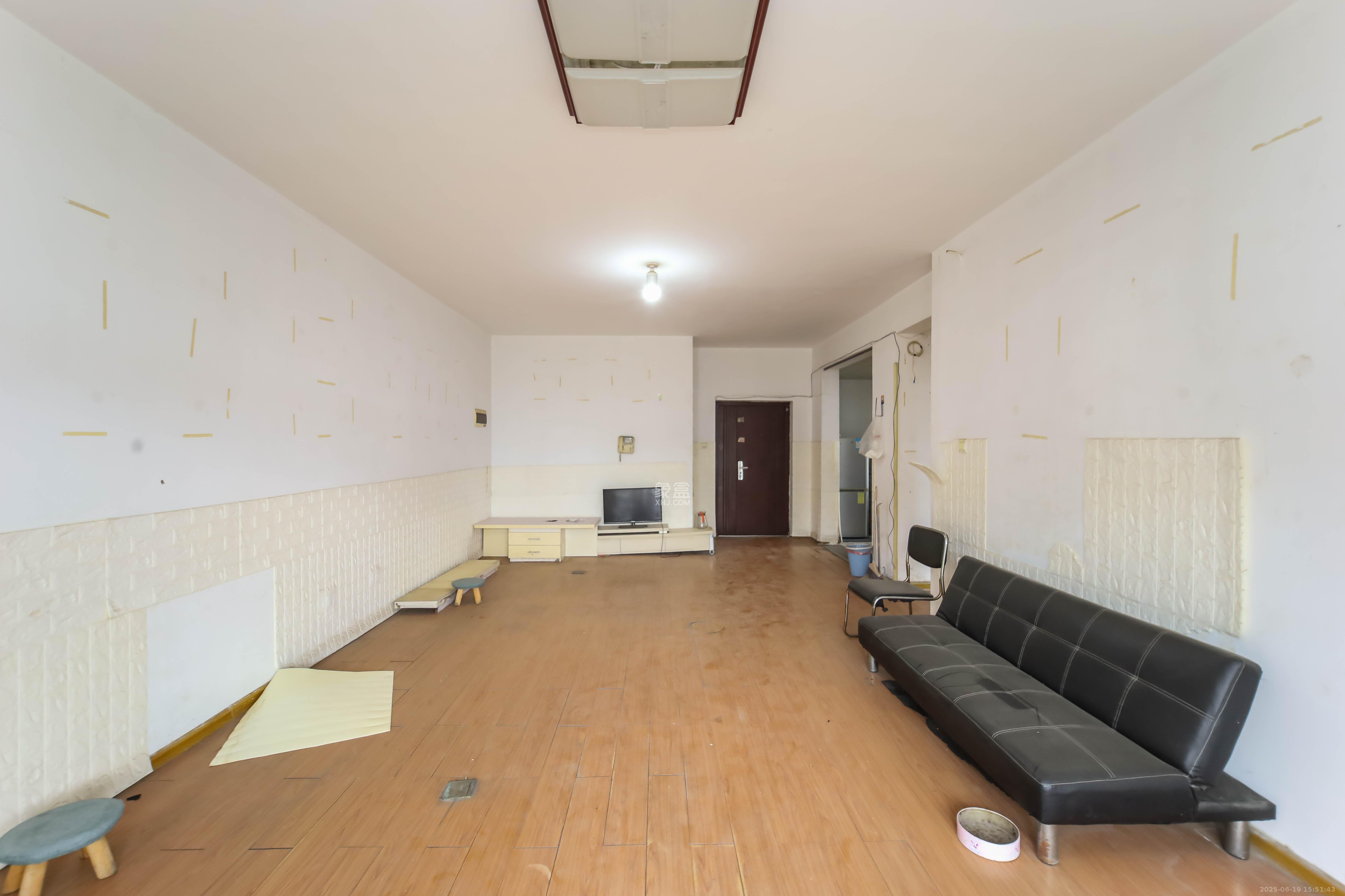 凯乐湘园  3室2厅2卫    95.0万客厅