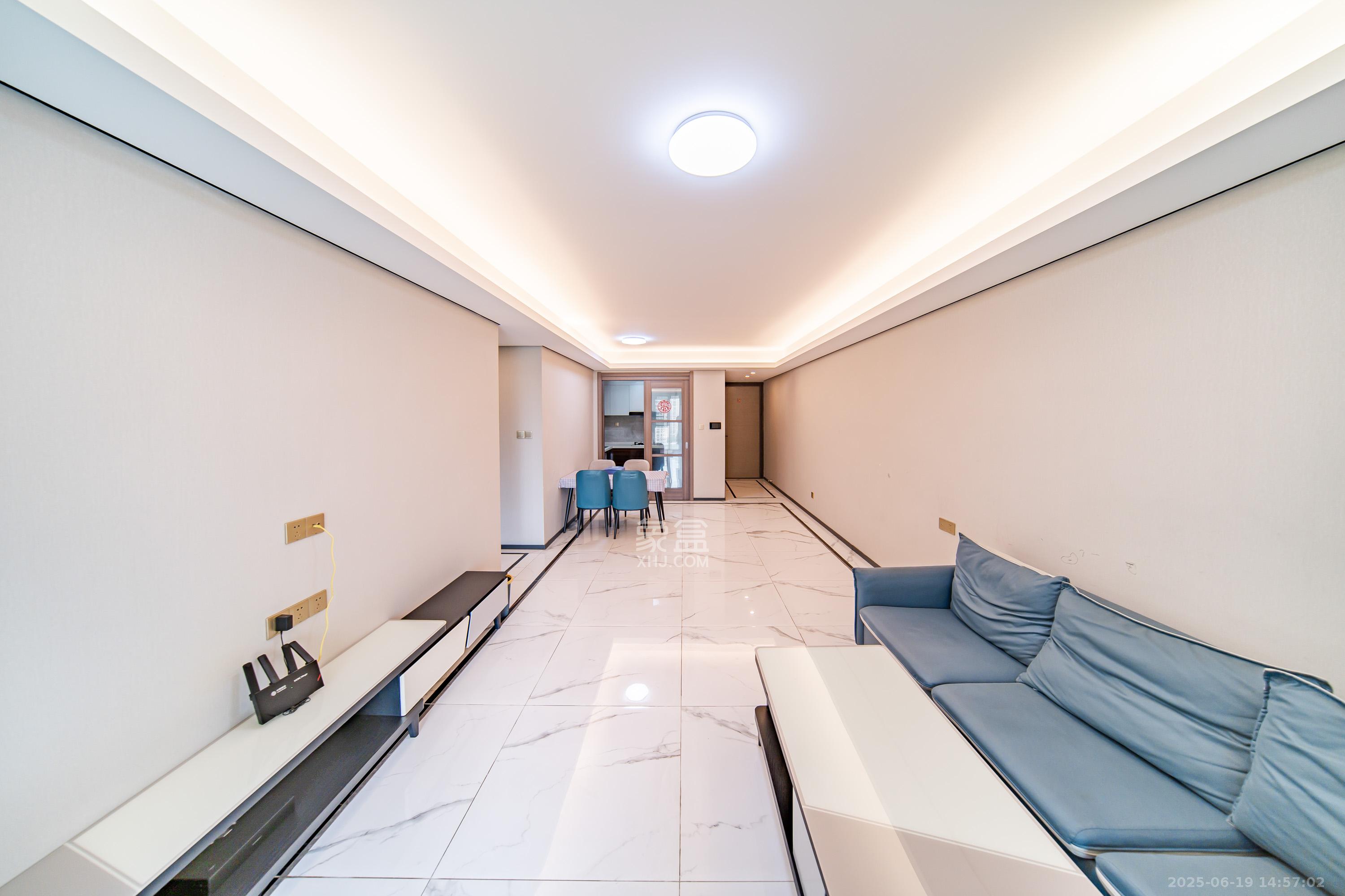 中海阅麓山一期  3室2厅2卫    125.0万客厅