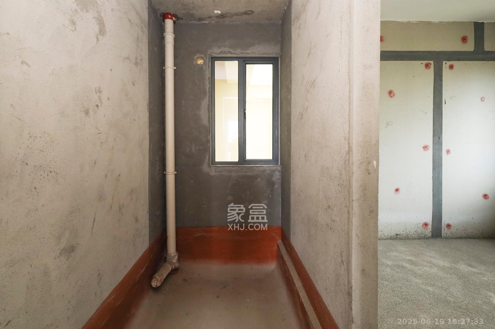 南璟滨江书苑 4室2厅1卫 36.50万 南璟滨江书苑 4室2厅1卫 36.50万卫生间