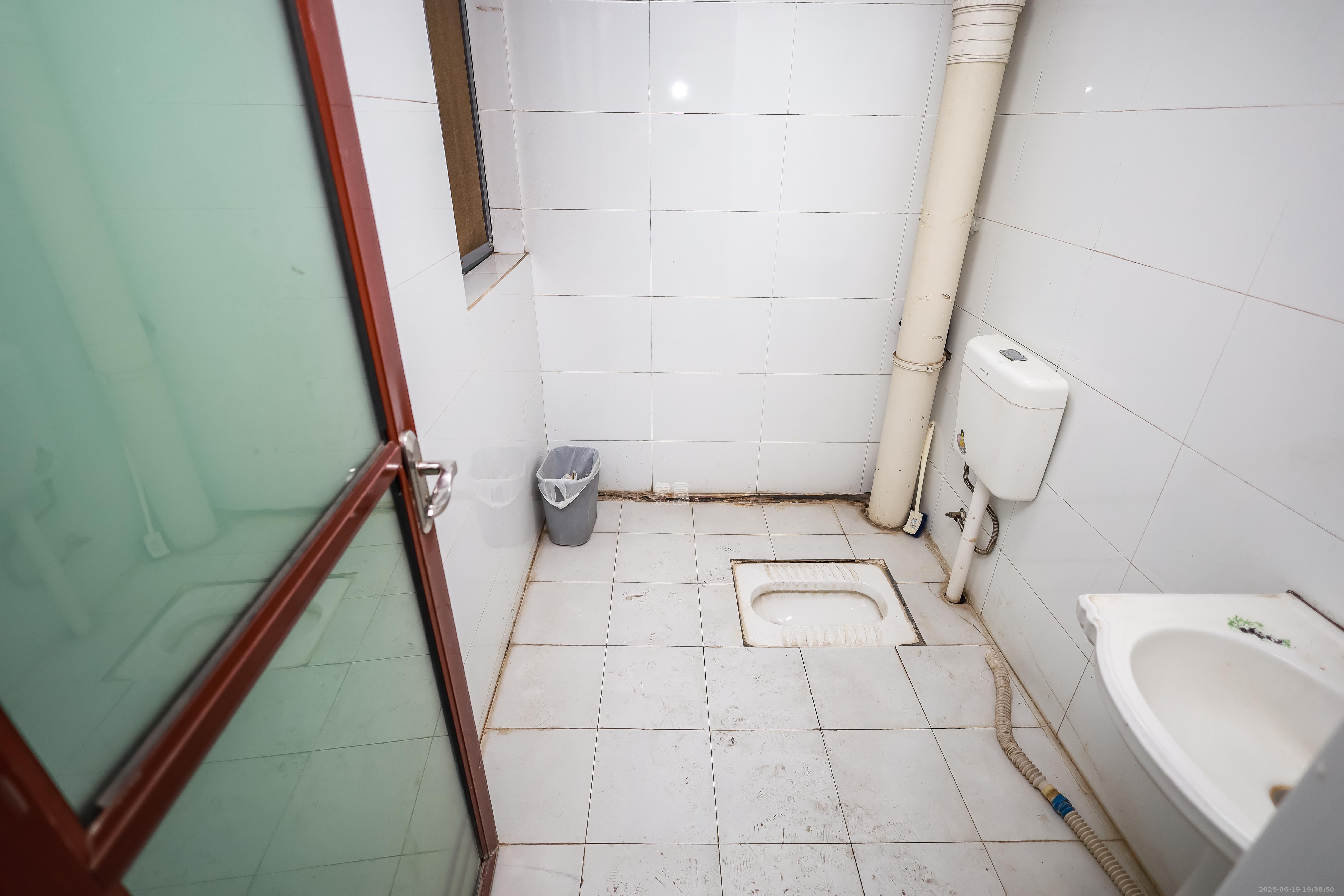 诚兴园  4室2厅2卫    98.0万卫生间