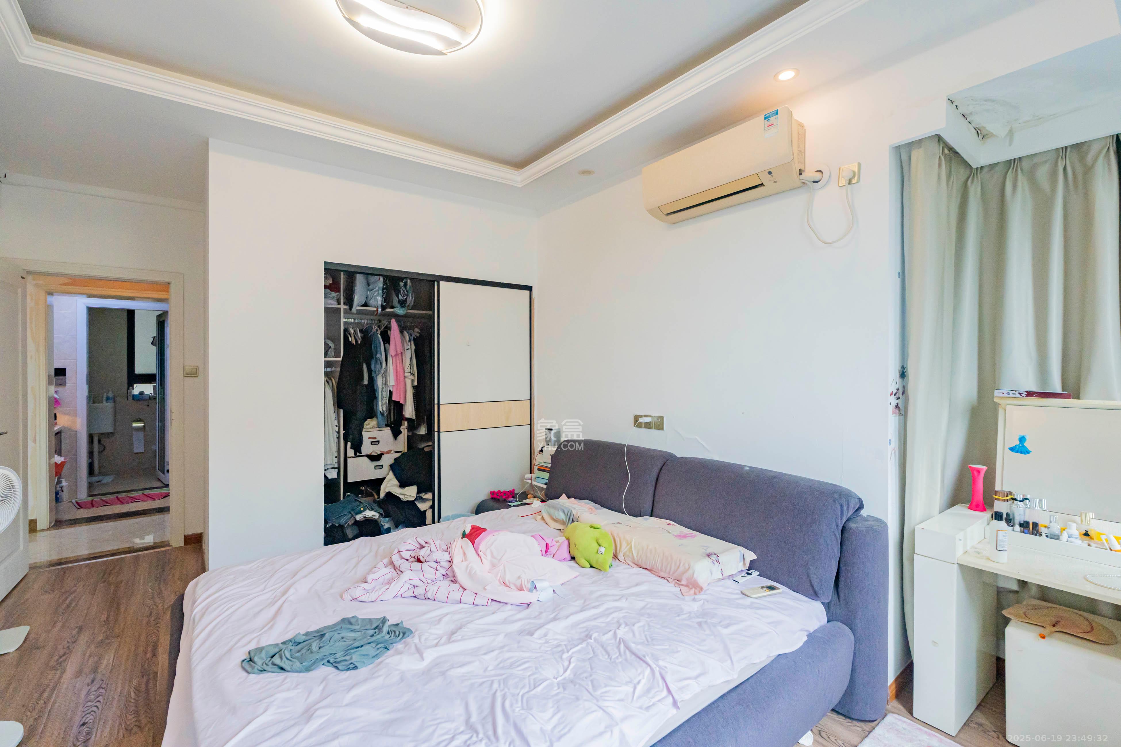 藏珑湖上国际花园 2室2厅1卫 85.0万 藏珑湖上国际花园 2室2厅1卫 85.0万卧室