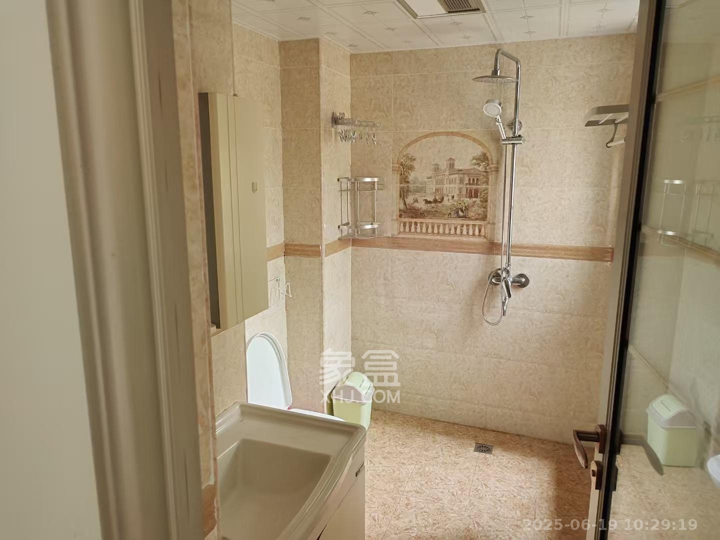 钱隆世家  3室2厅2卫    2200.0元/月室内图