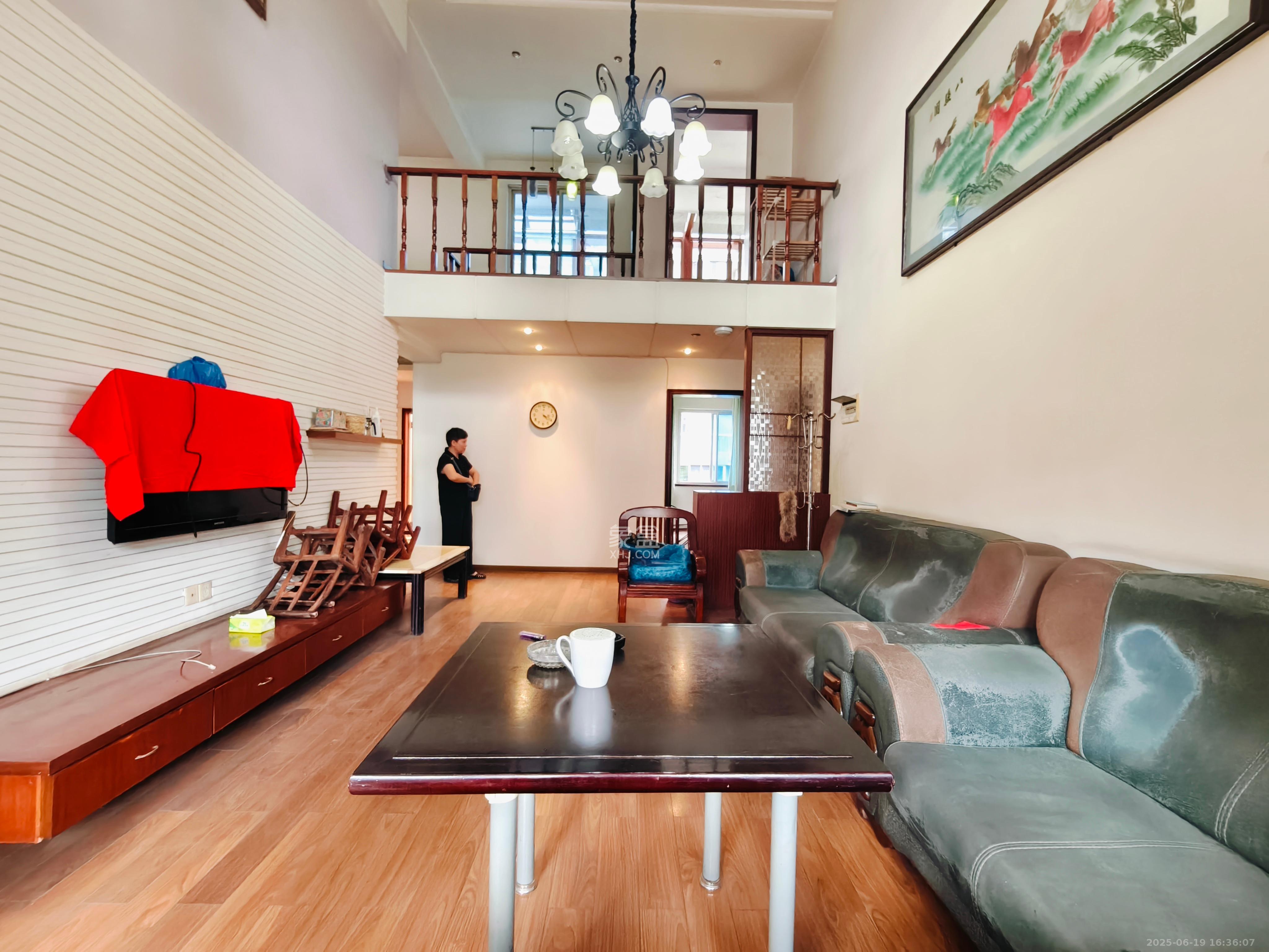 四方小区 4室2厅2卫 2400.0元/月 四方小区 4室2厅2卫 2400.0元/月室内图