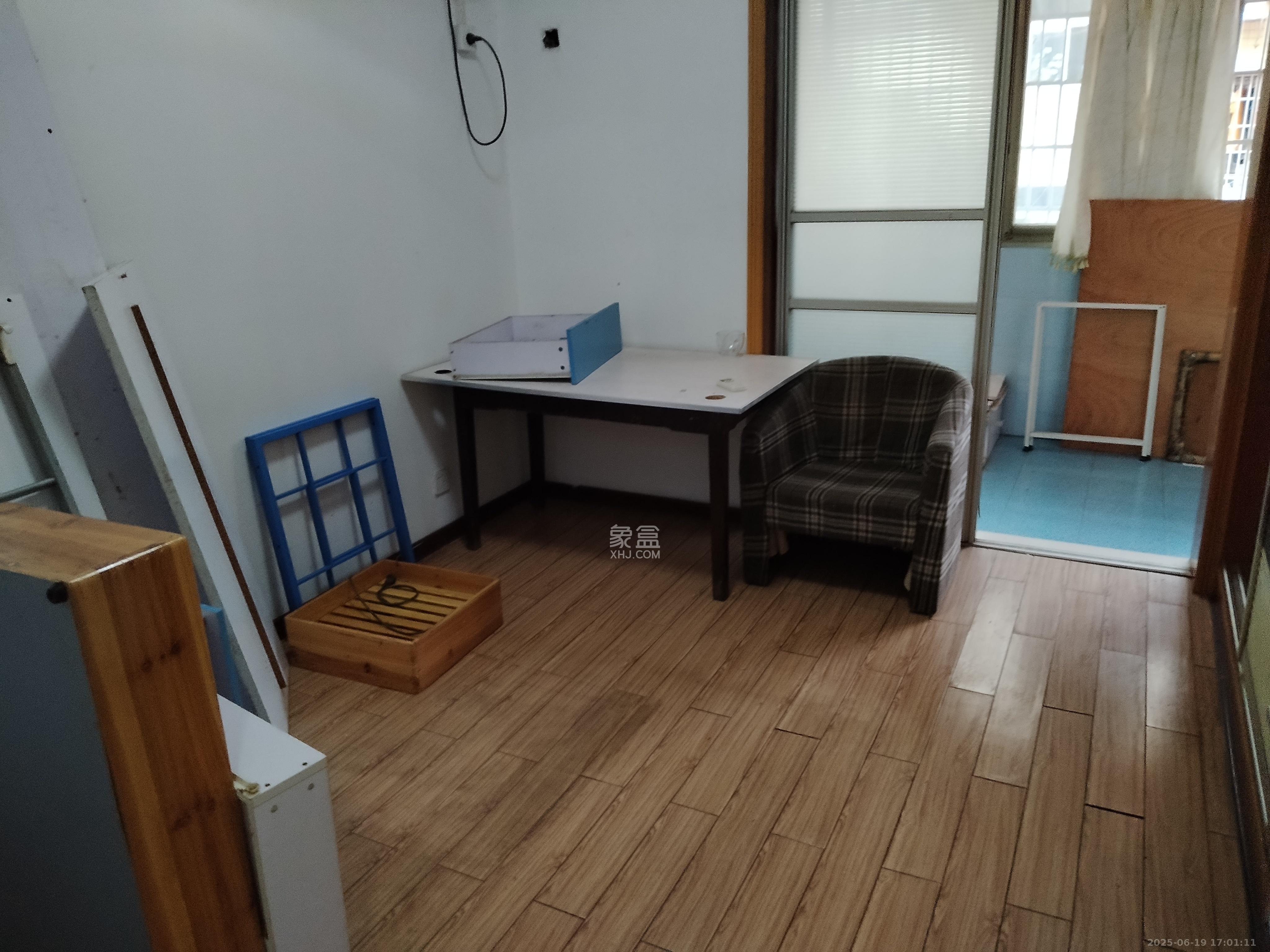 新塘垅小区(高桥物流园)  3室2厅2卫    2200.0元/月 新塘垅小区(高桥物流园)  3室2厅2卫    2200.0元/月室内图