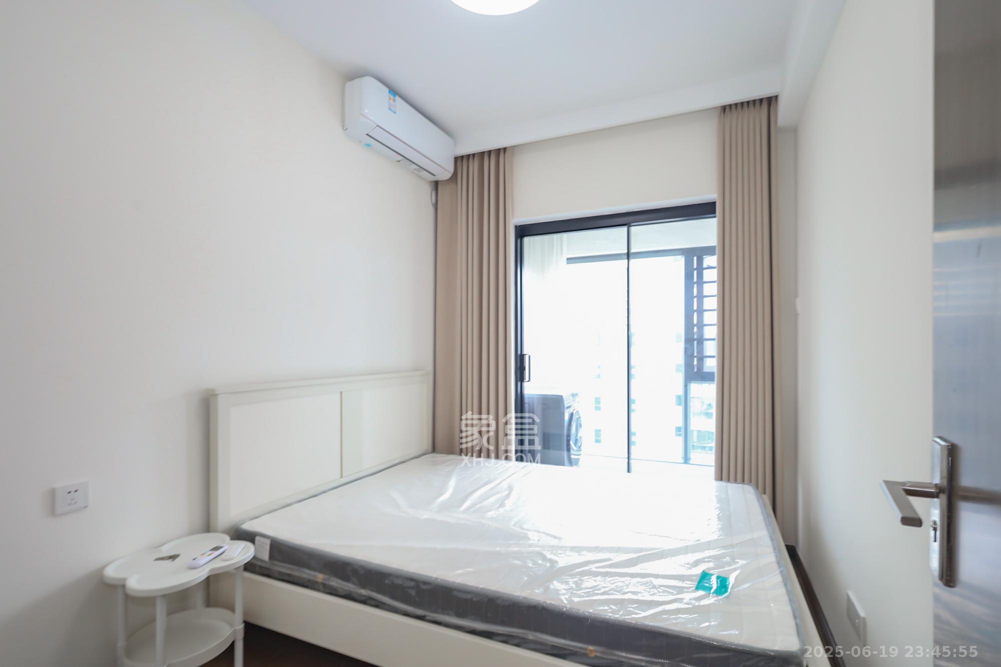 滨江府1913  3室2厅2卫   228.00万卧室