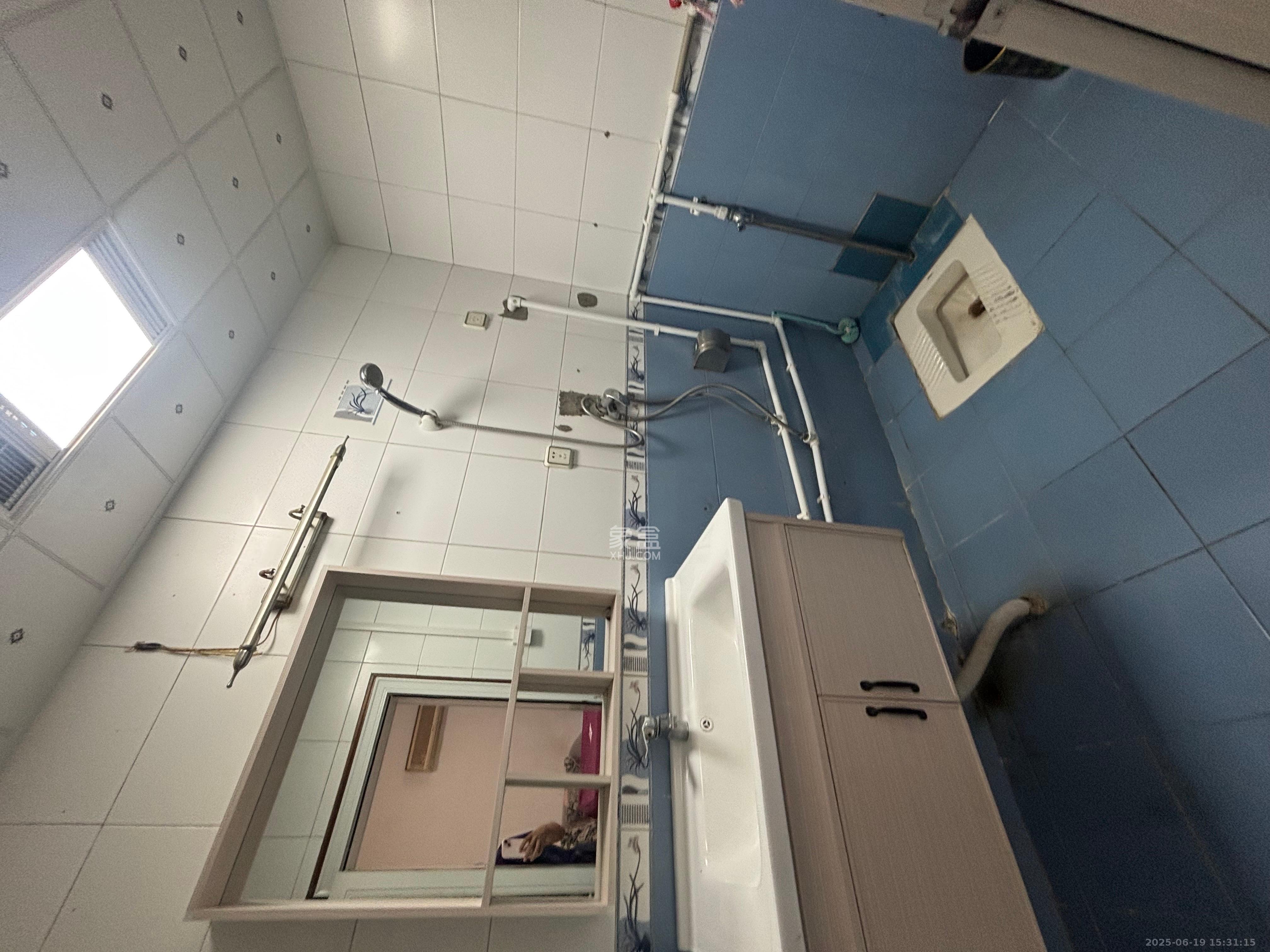 京剧院单位房  3室1厅1卫   2400.00元/月室内图