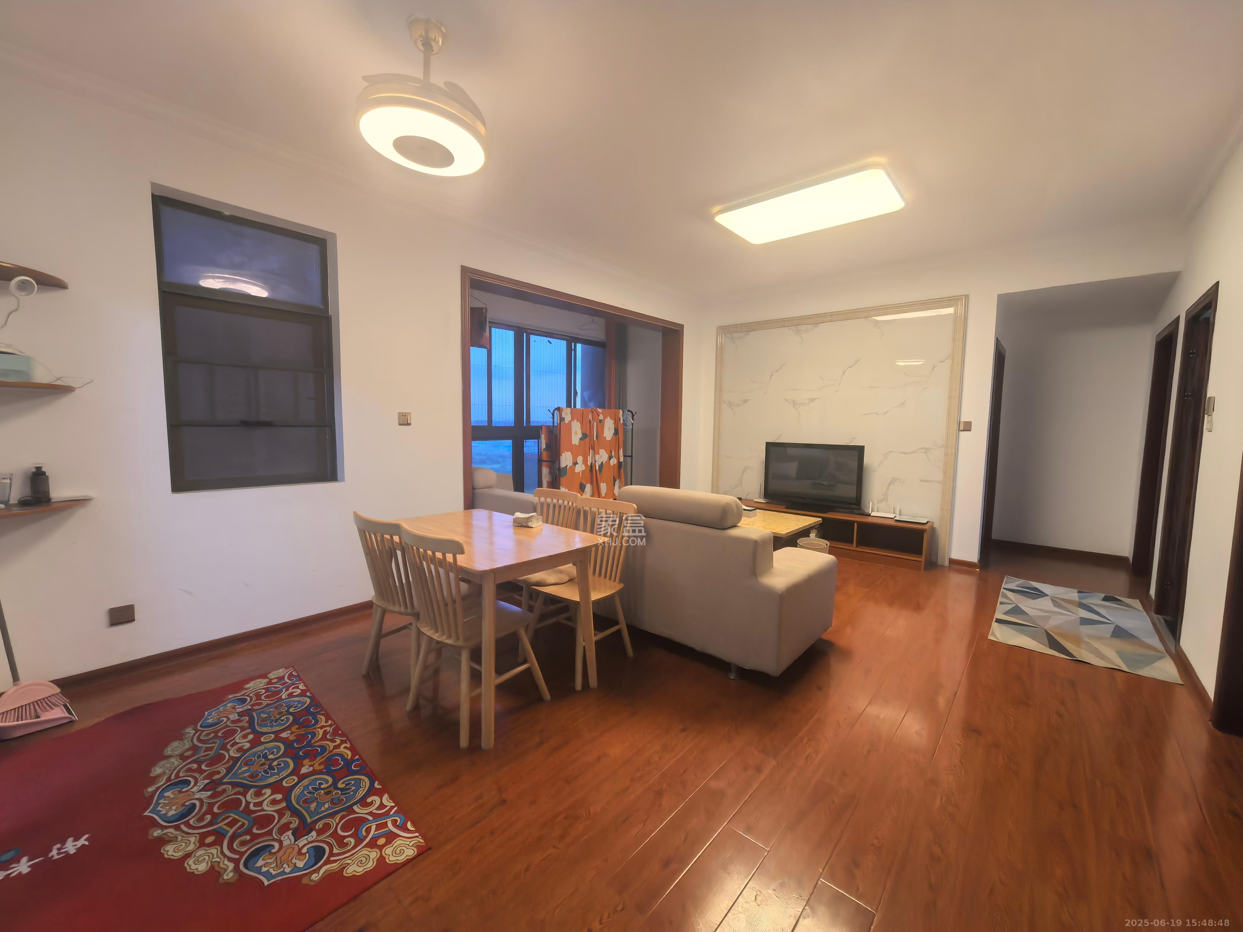 紫华郡  4室2厅2卫    2500.0元/月室内图