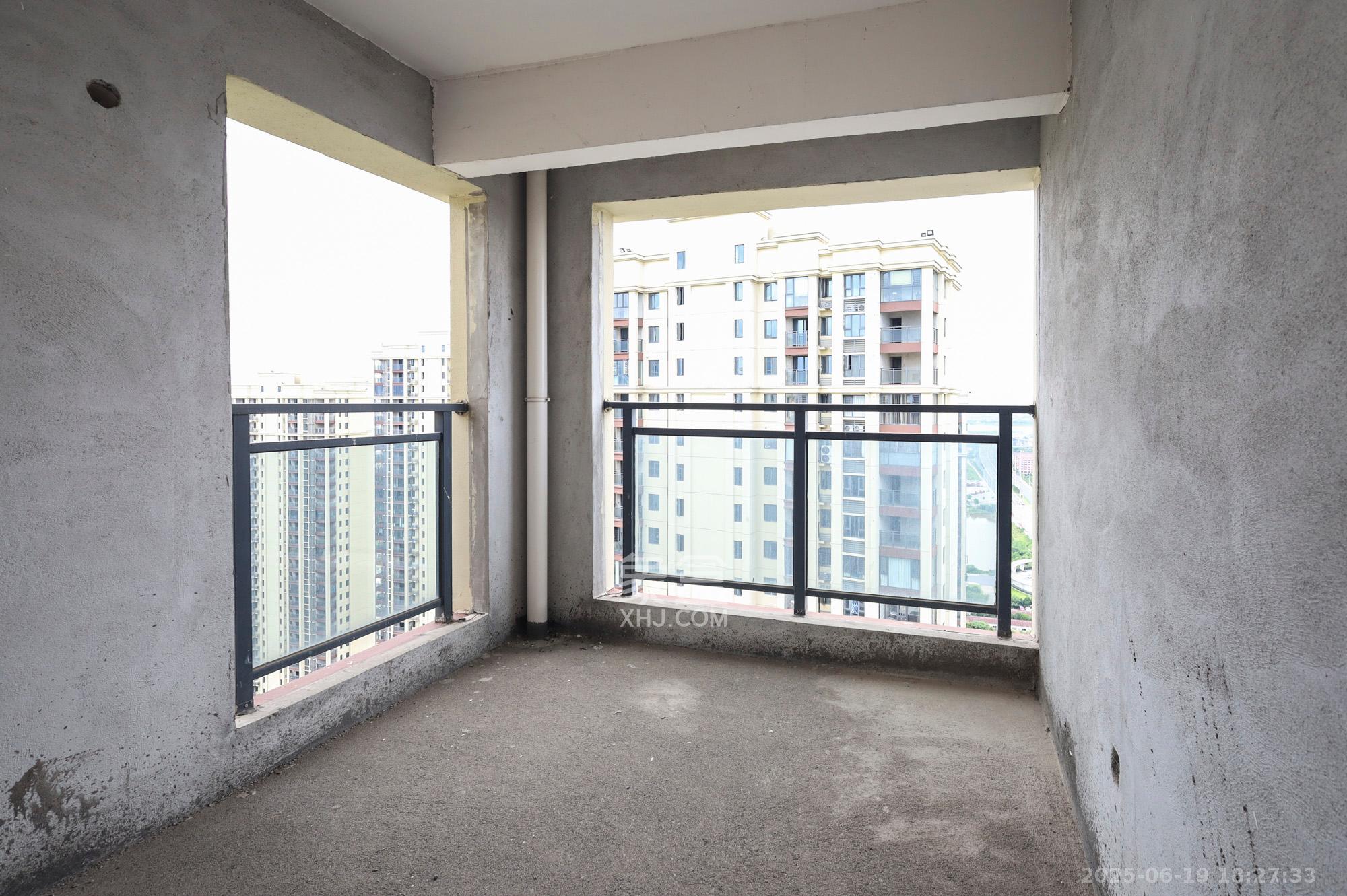 南璟滨江书苑 4室2厅1卫 36.50万 南璟滨江书苑 4室2厅1卫 36.50万卧室