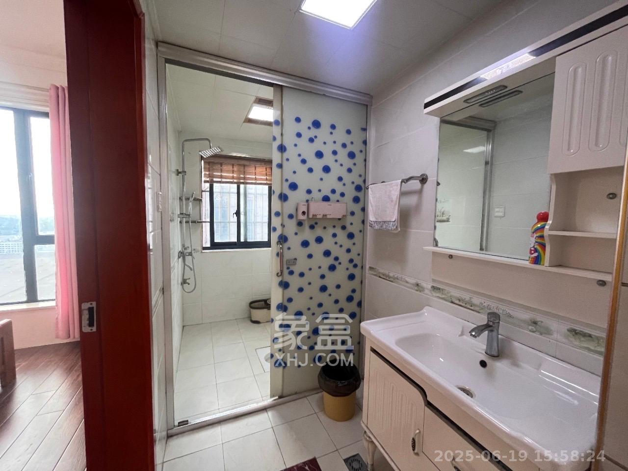 南庭城果  4室2厅2卫   2800.00元/月室内图