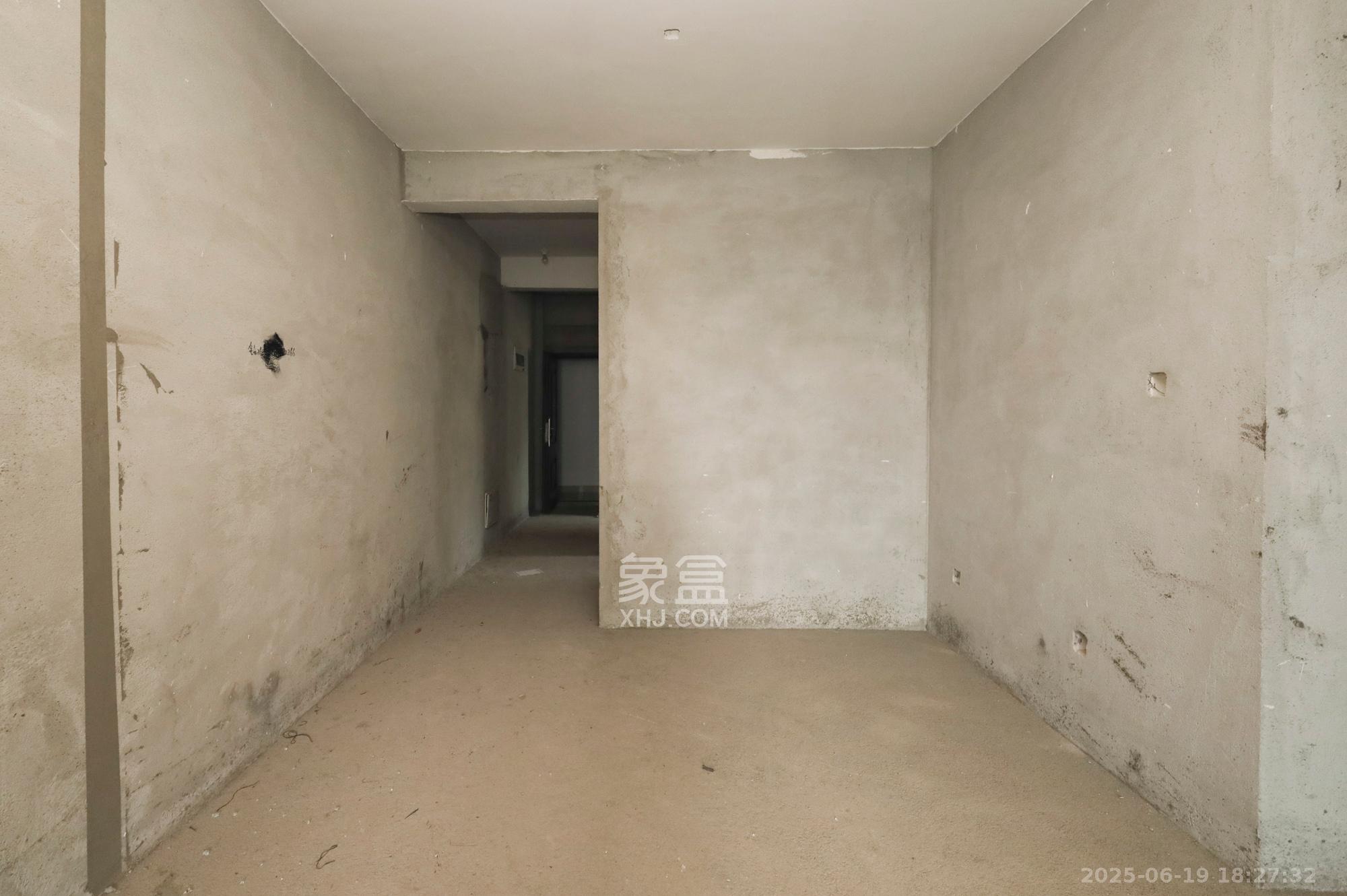 南璟滨江书苑 4室2厅1卫 36.50万 南璟滨江书苑 4室2厅1卫 36.50万客厅