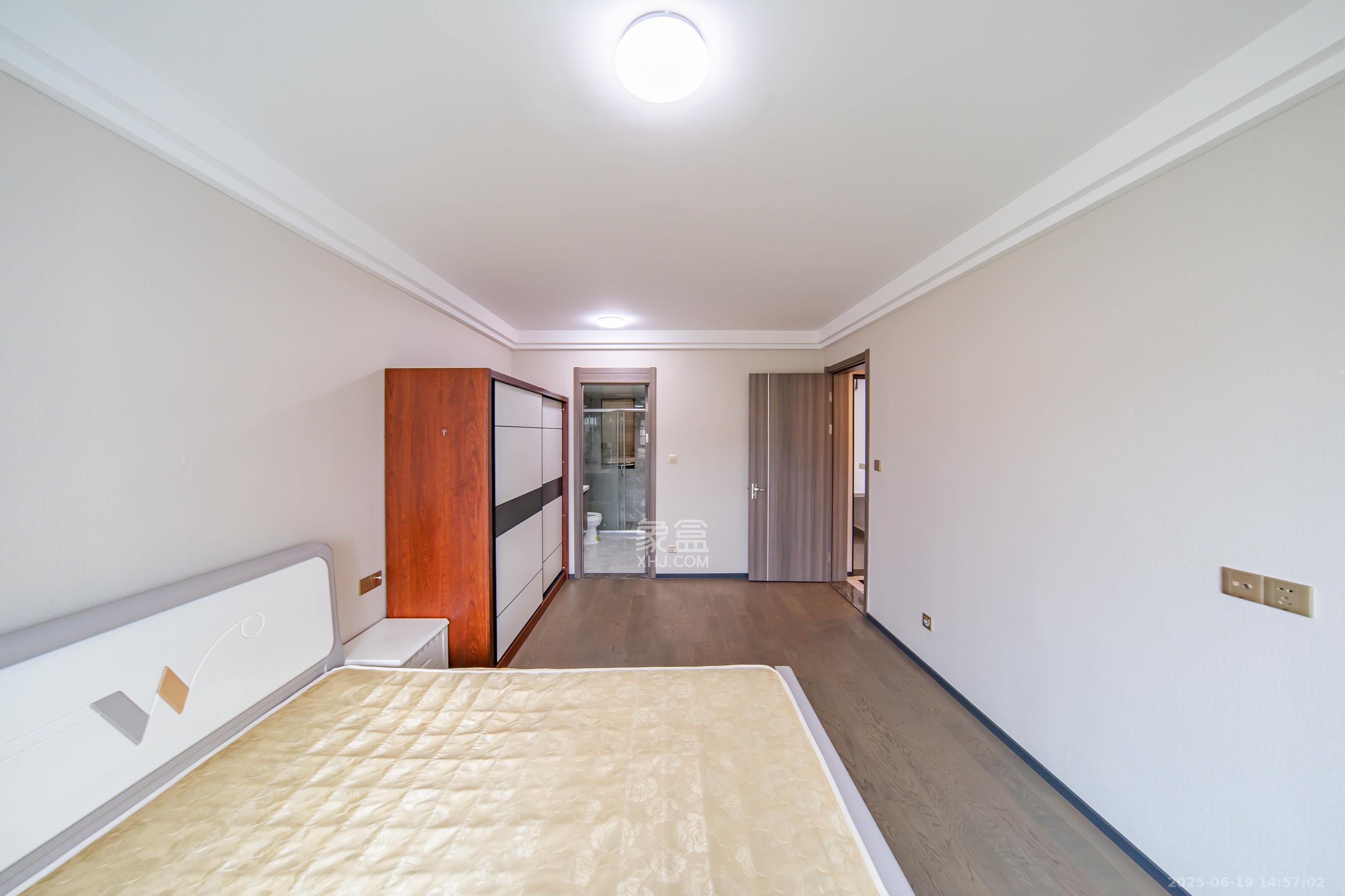 中海阅麓山一期  3室2厅2卫    125.0万卧室