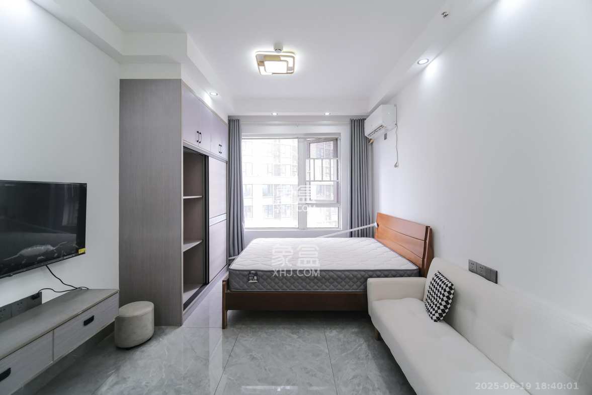 保利香槟国际  1室1厅1卫    17.0万 保利香槟国际  1室1厅1卫    17.0万客厅