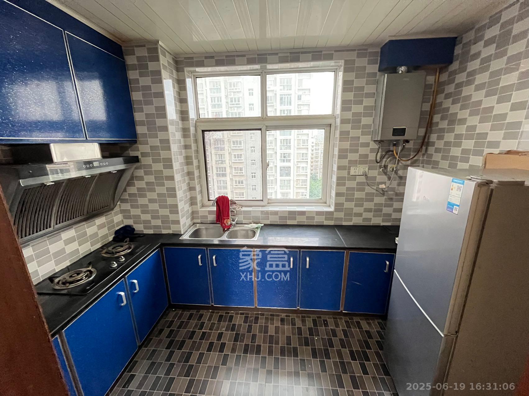 嘉盛华庭(一期、二期、三期)  1室2厅1卫    2500.0元/月 嘉盛华庭(一期、二期、三期)  1室2厅1卫    2500.0元/月室内图