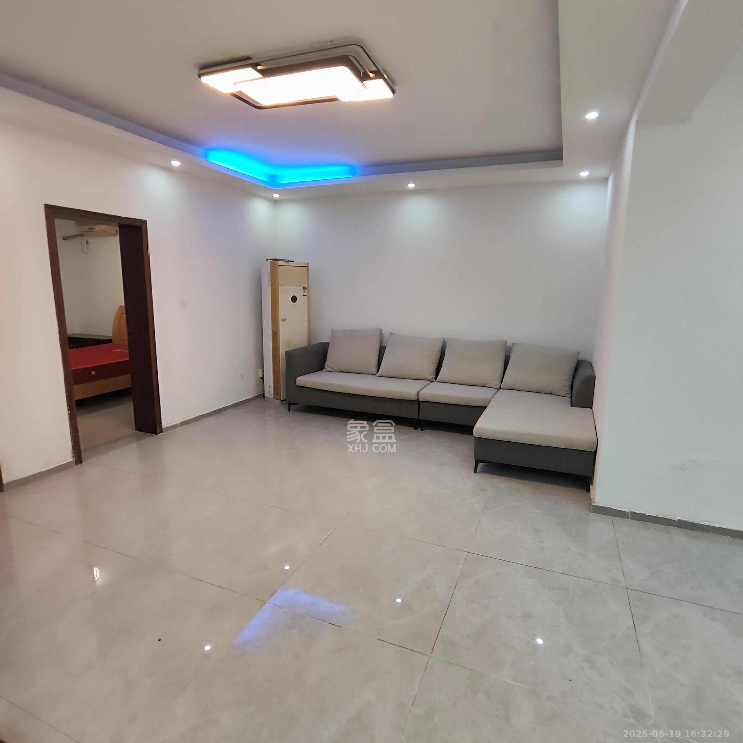 中南汽车世界  3室2厅2卫    1600.0元/月 中南汽车世界  3室2厅2卫    1600.0元/月室内图