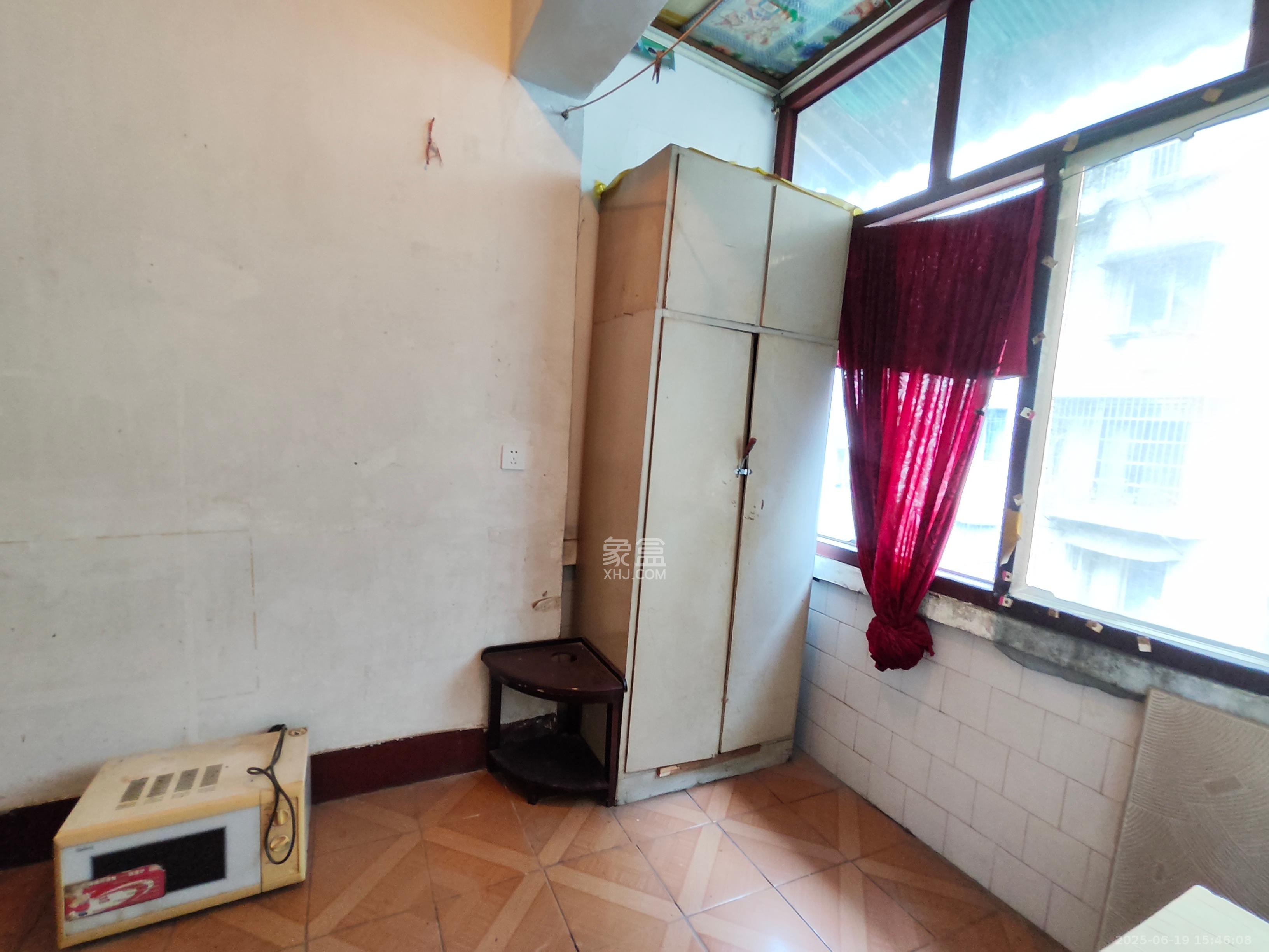 曾家湾13号生活区(友谊集团公司宿舍) 2室1厅1卫 1000.0元/月 曾家湾13号生活区(友谊集团公司宿舍) 2室1厅1卫 1000.0元/月室内图