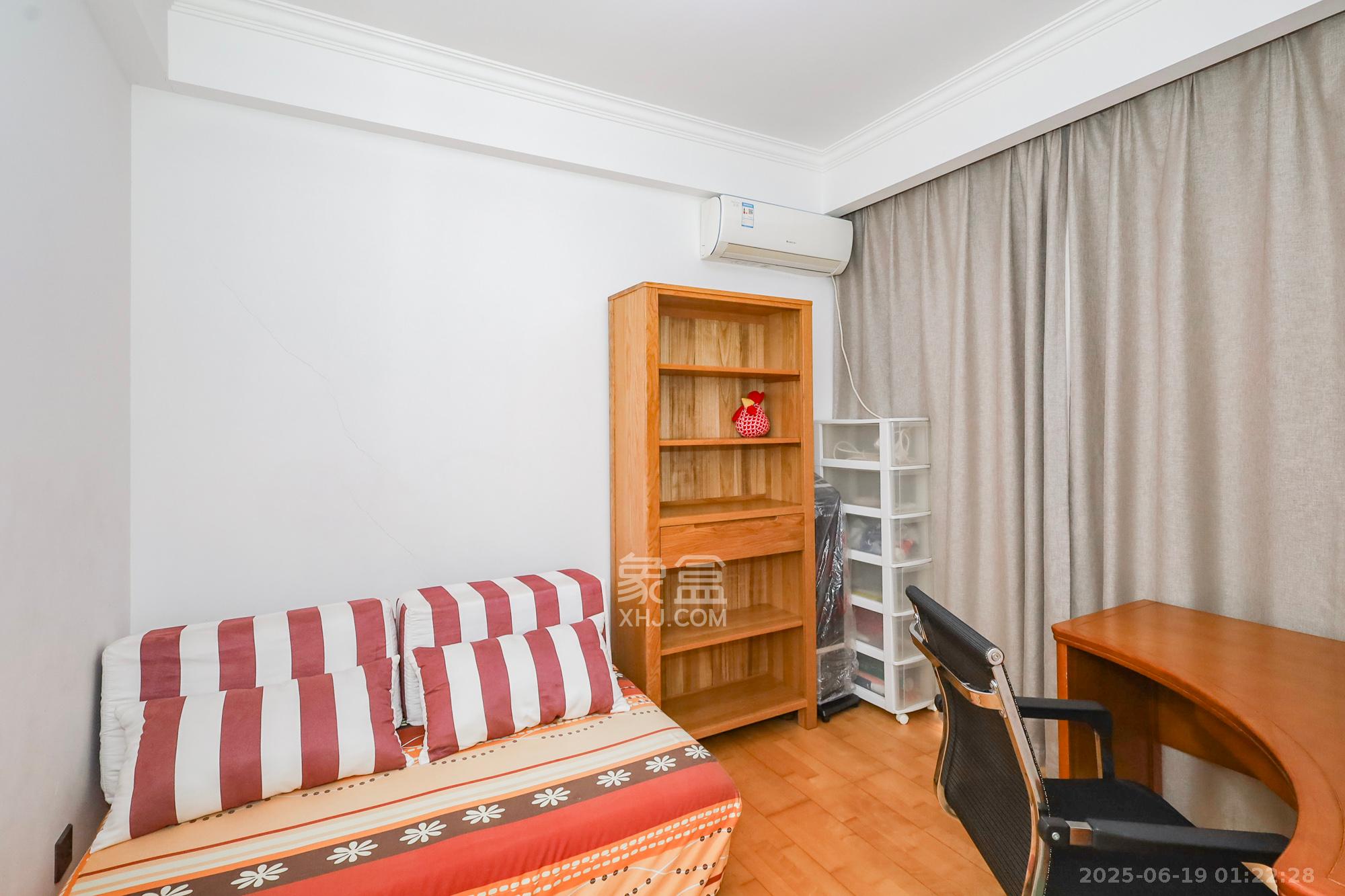 钰龙天下二期(钰龙佳园) 3室2厅2卫 198.0万 钰龙天下二期(钰龙佳园) 3室2厅2卫 198.0万卧室