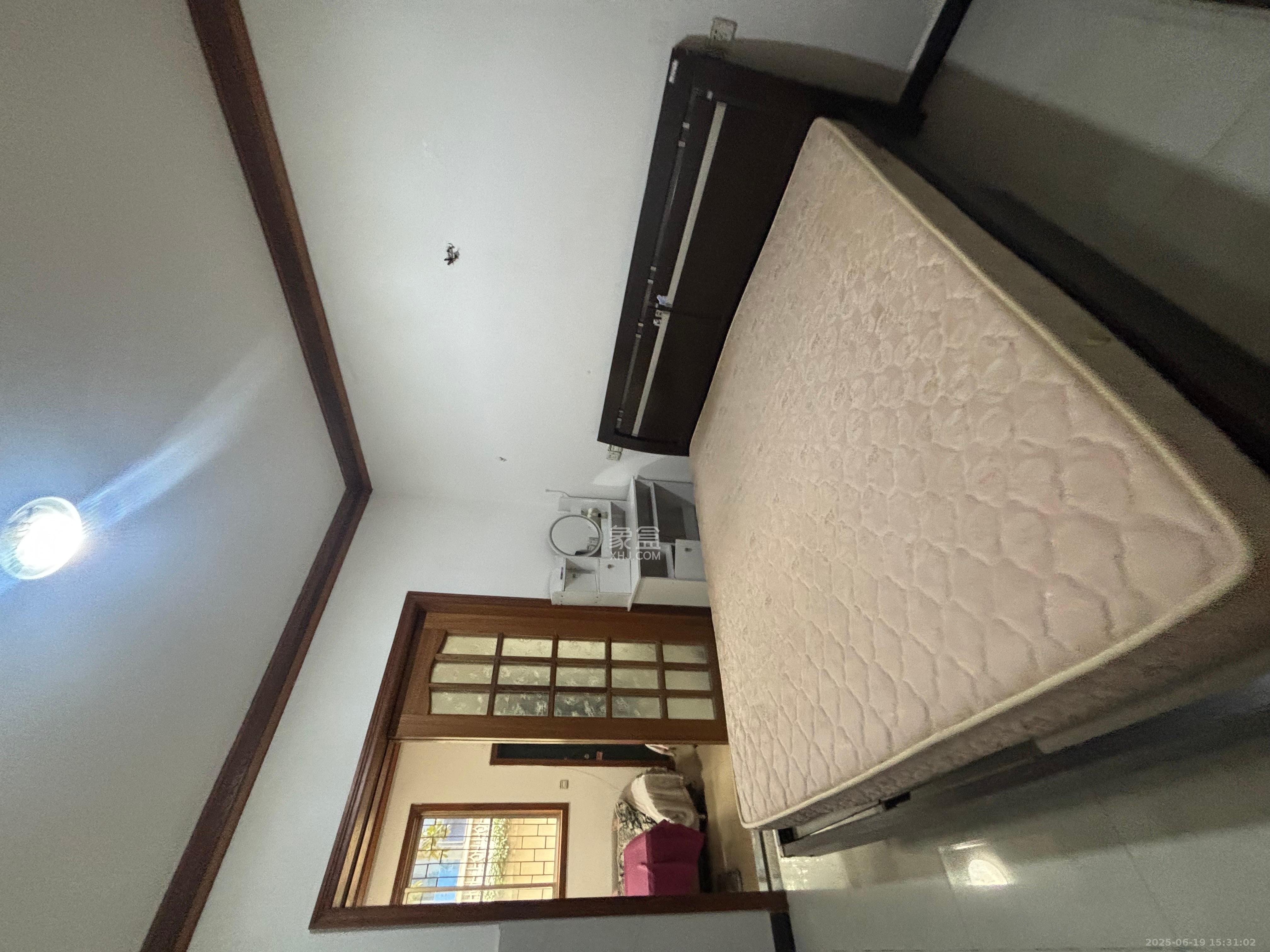 京剧院单位房  3室1厅1卫   2400.00元/月室内图