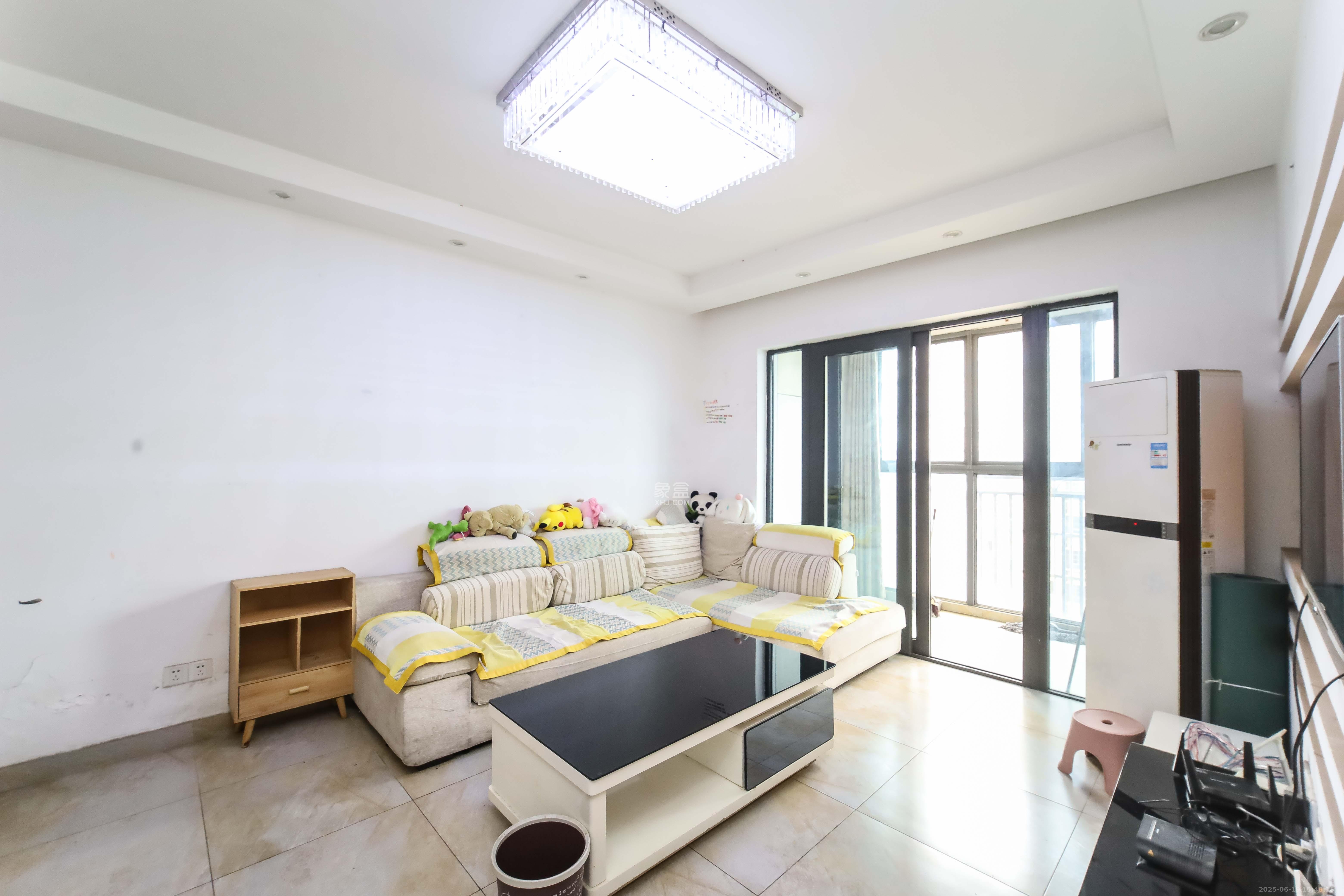 华城广场 2室2厅1卫 72.6万 华城广场 2室2厅1卫 72.6万客厅