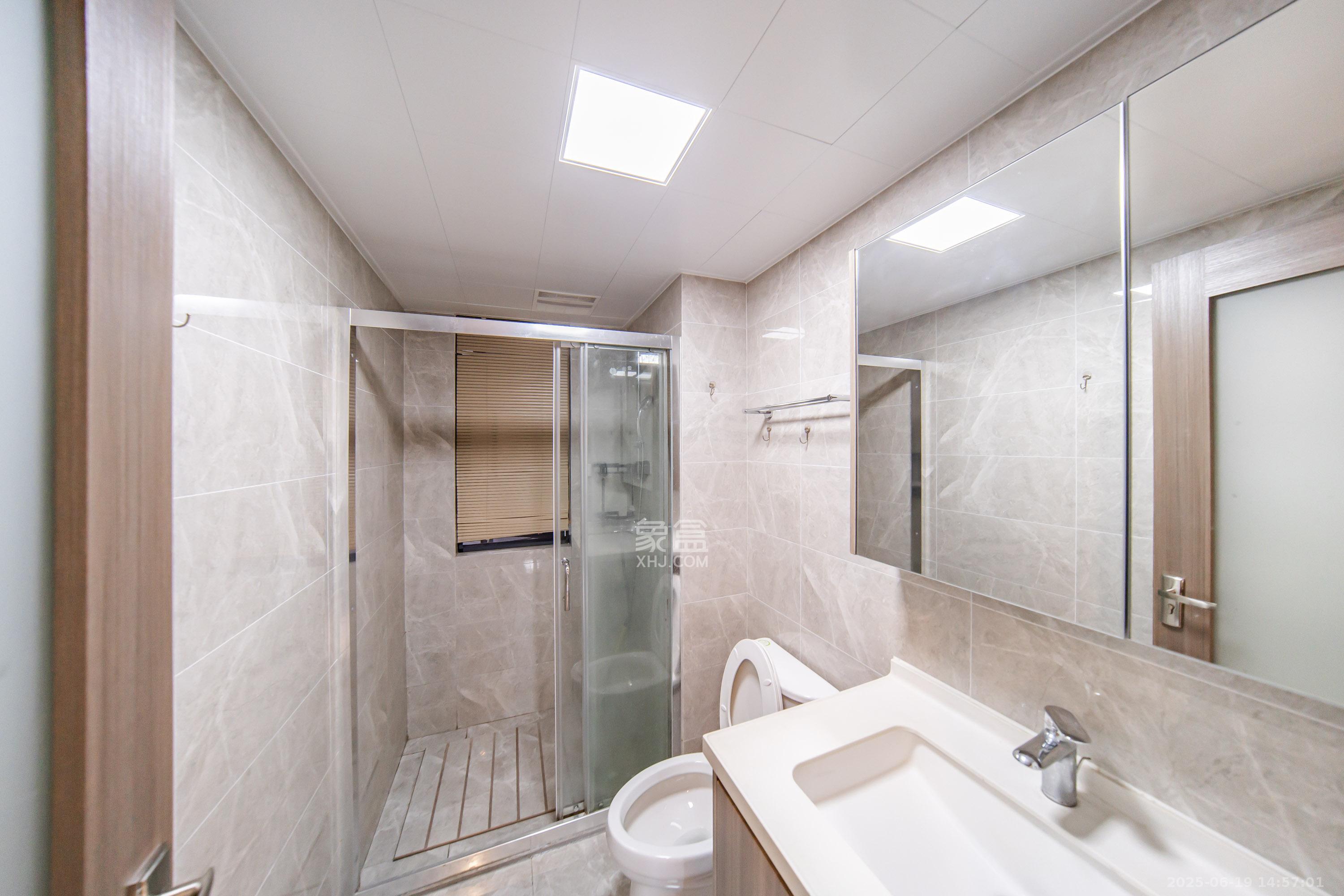 中海阅麓山一期  3室2厅2卫    125.0万卫生间