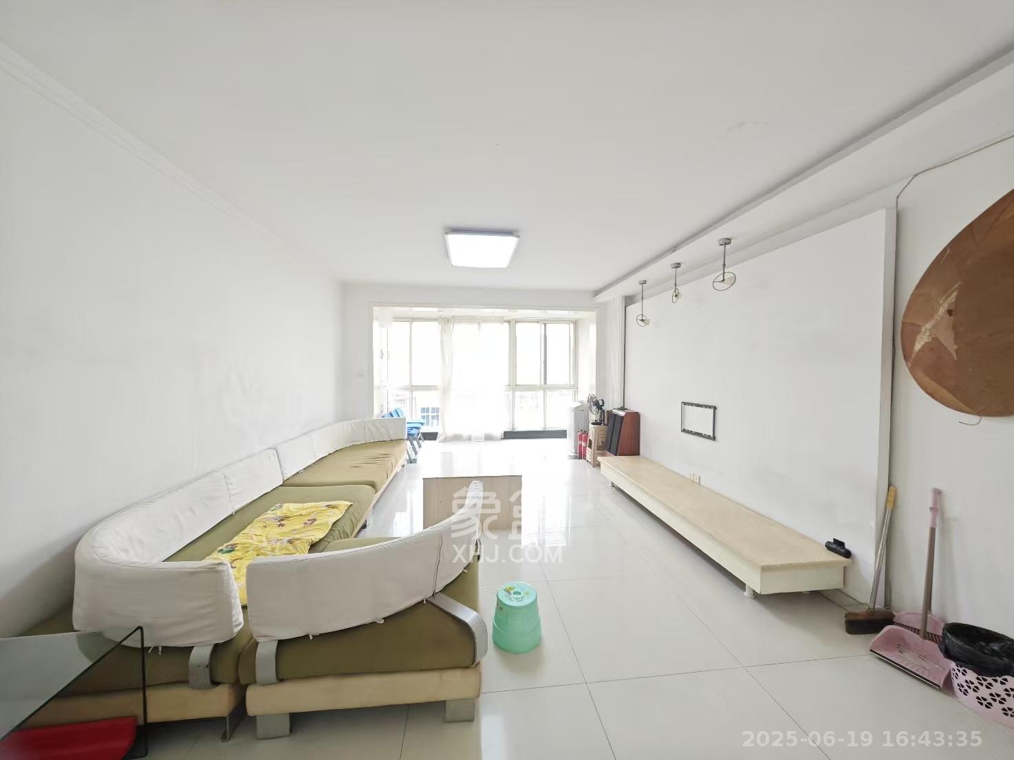 翡翠林居  3室2厅2卫   1950.00元/月
