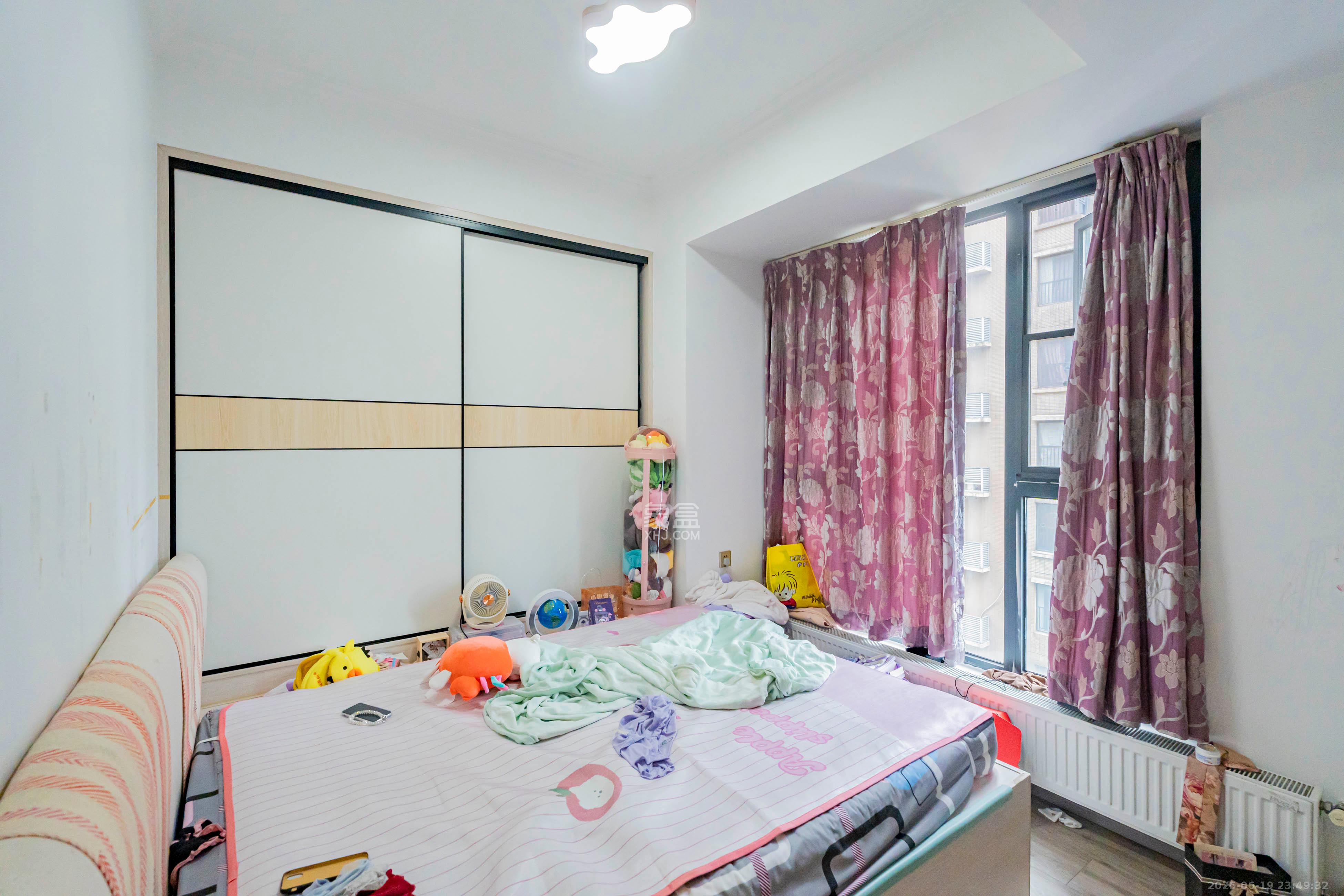 藏珑湖上国际花园 2室2厅1卫 85.0万 藏珑湖上国际花园 2室2厅1卫 85.0万卧室