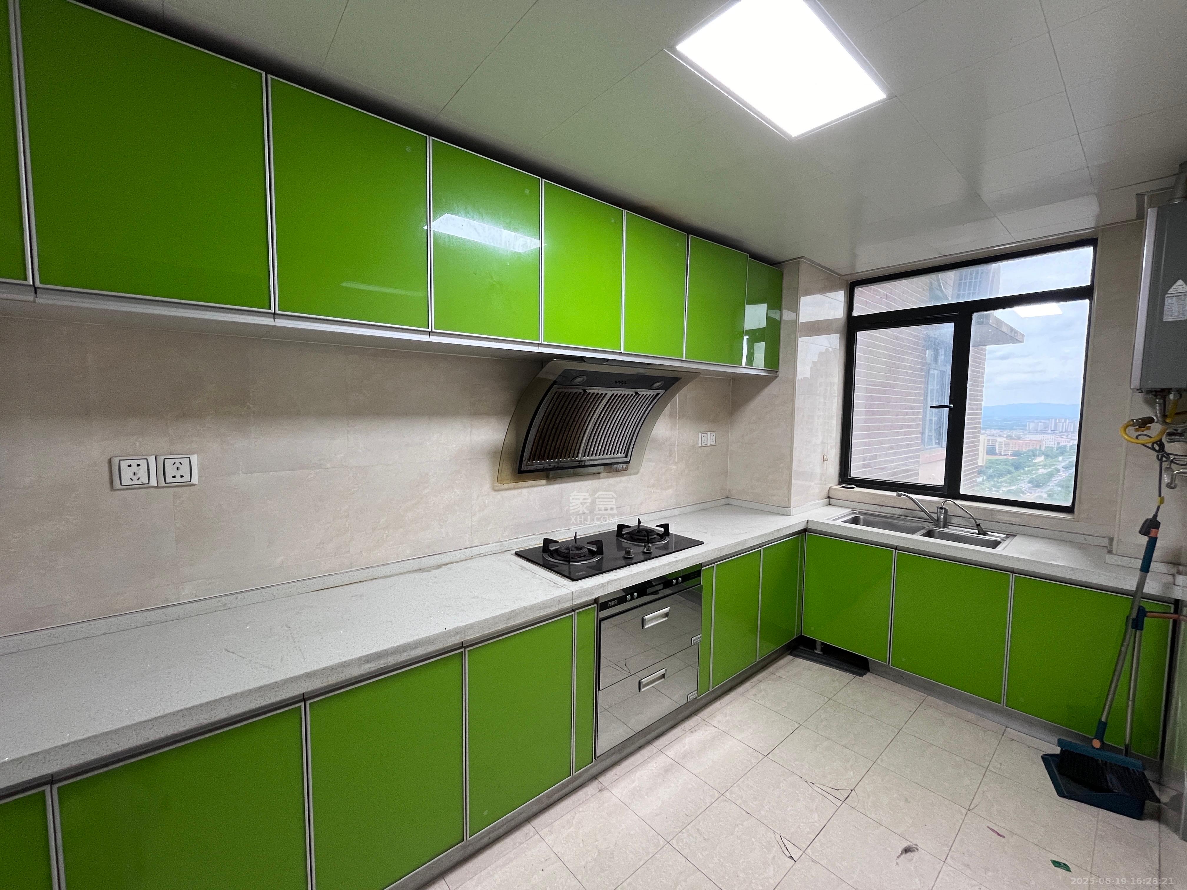 尚城 4室2厅2卫 2500.0元/月 尚城 4室2厅2卫 2500.0元/月室内图