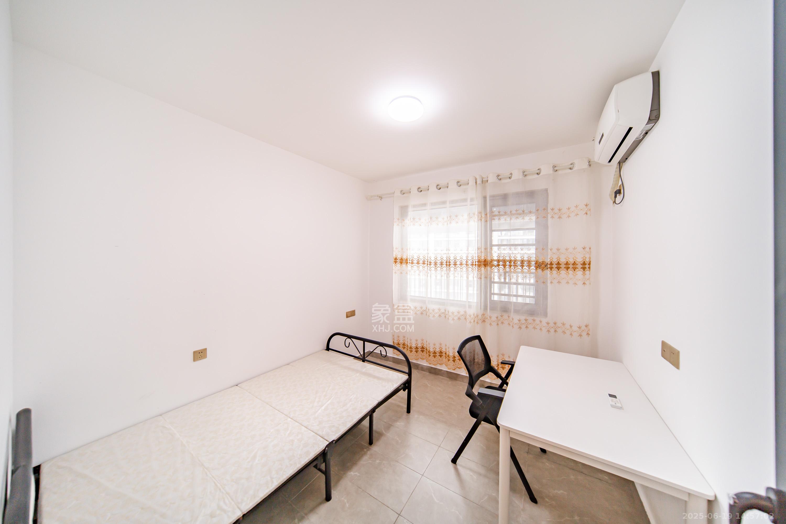 中海阅麓山一期  3室2厅2卫    125.0万卧室