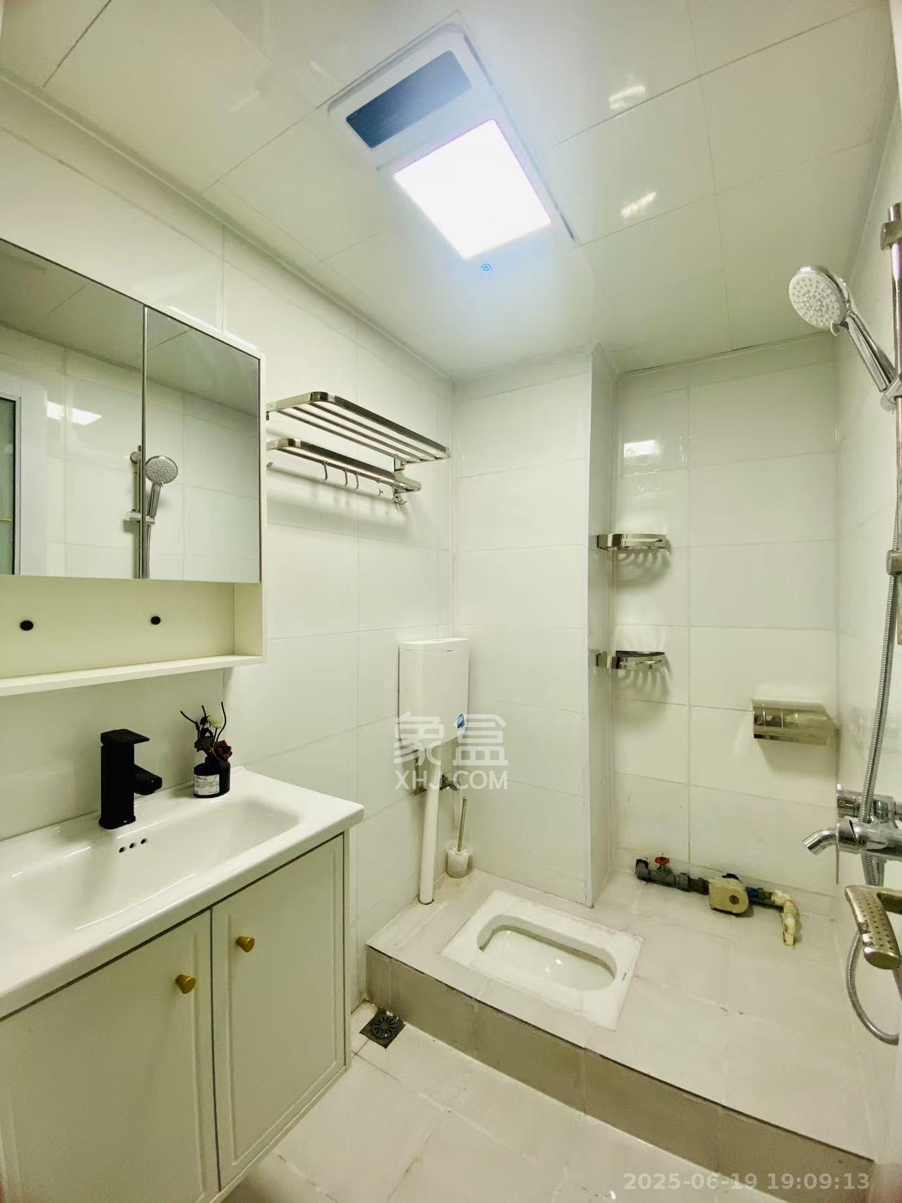 华菱蓝调国际（华菱.香墅美地）  1室2厅1卫    2400.0元/月室内图