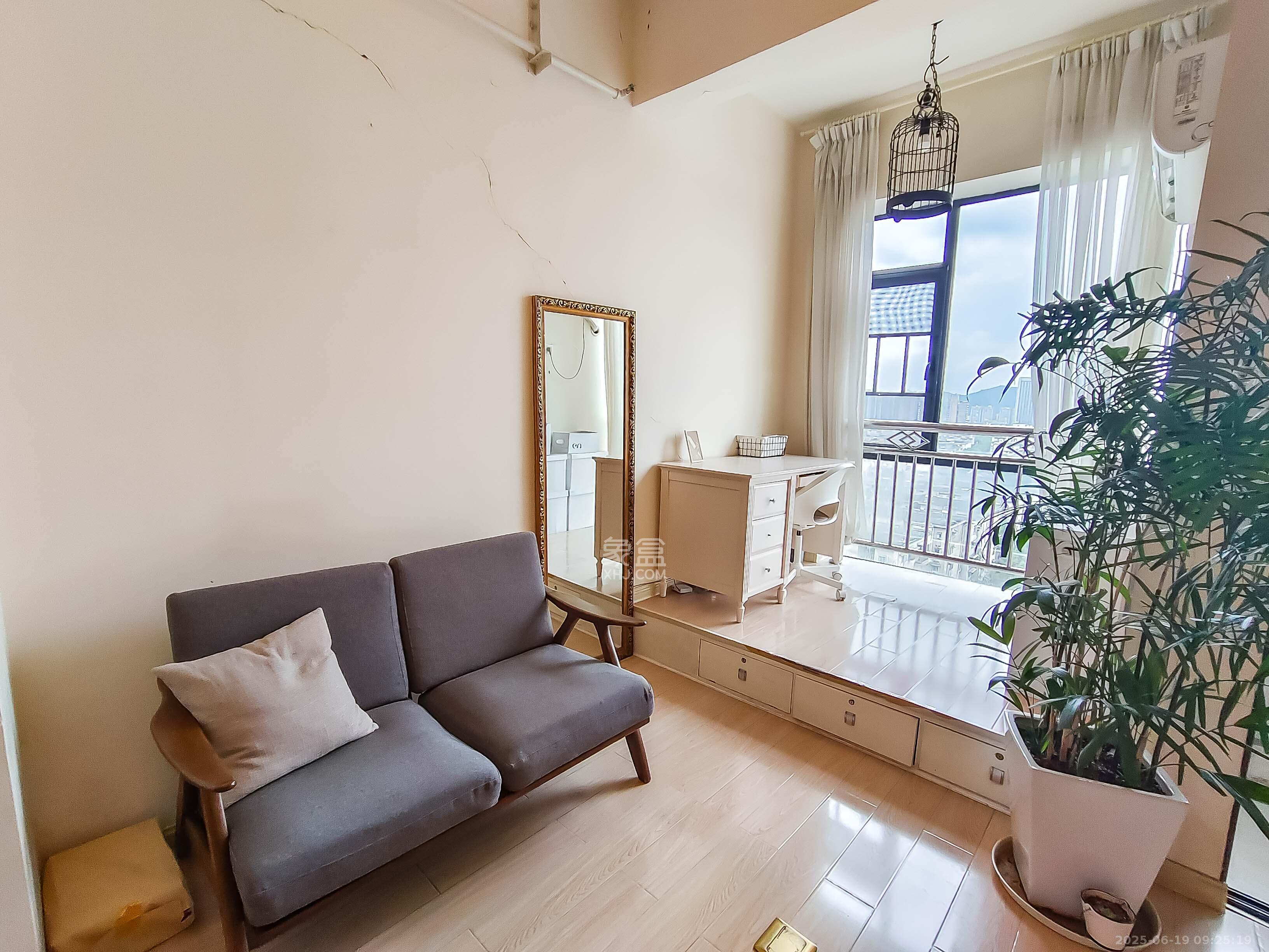 长房时代城 1室1厅1卫 37.8万 长房时代城 1室1厅1卫 37.8万客厅