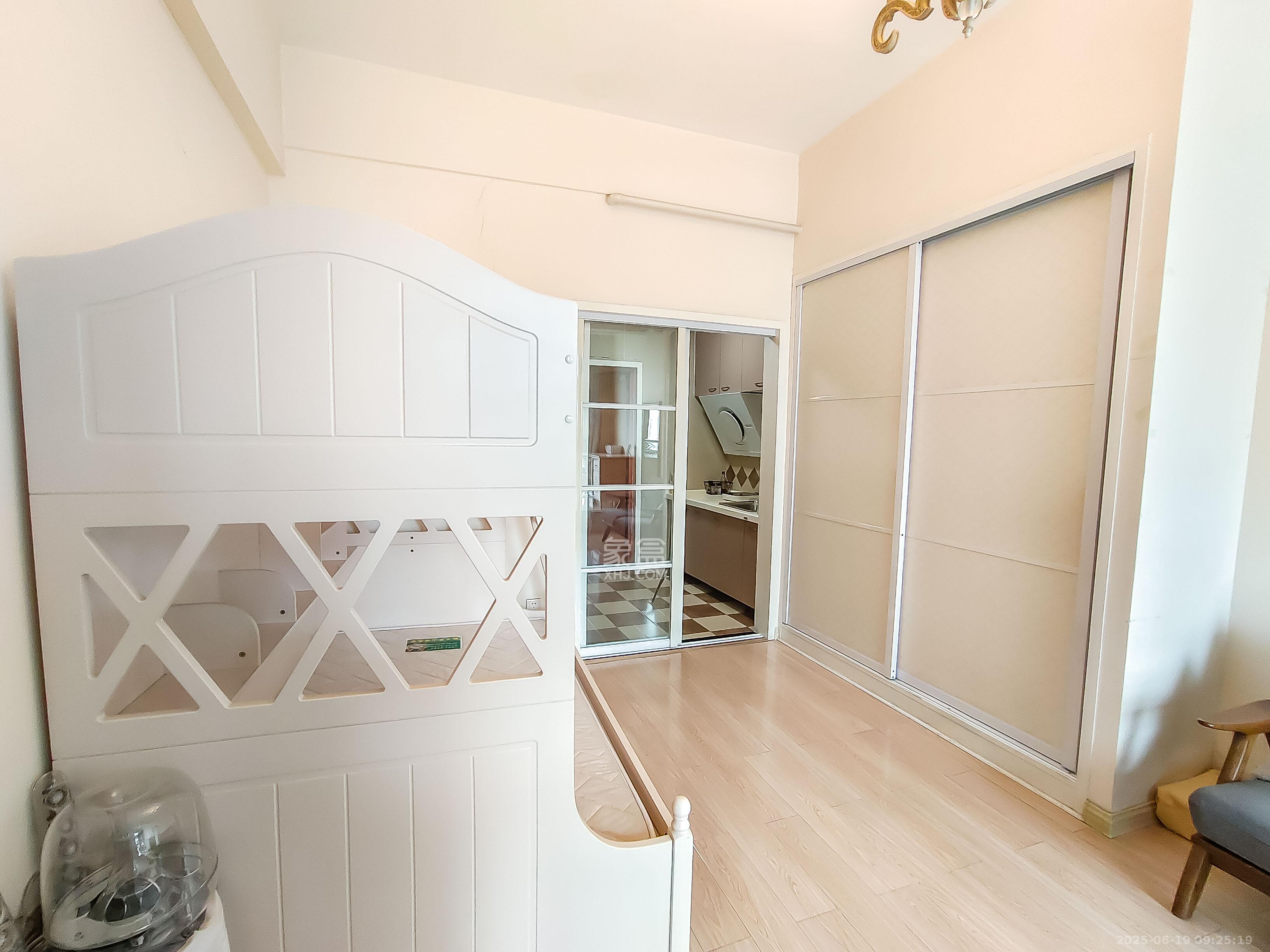 长房时代城 1室1厅1卫 37.8万 长房时代城 1室1厅1卫 37.8万客厅