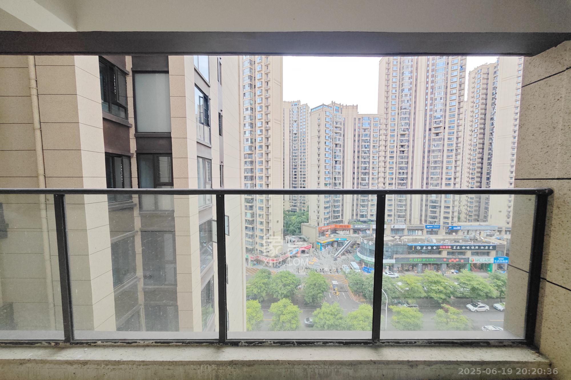 国欣向荣府  4室2厅2卫    155.0万 国欣向荣府  4室2厅2卫    155.0万阳台