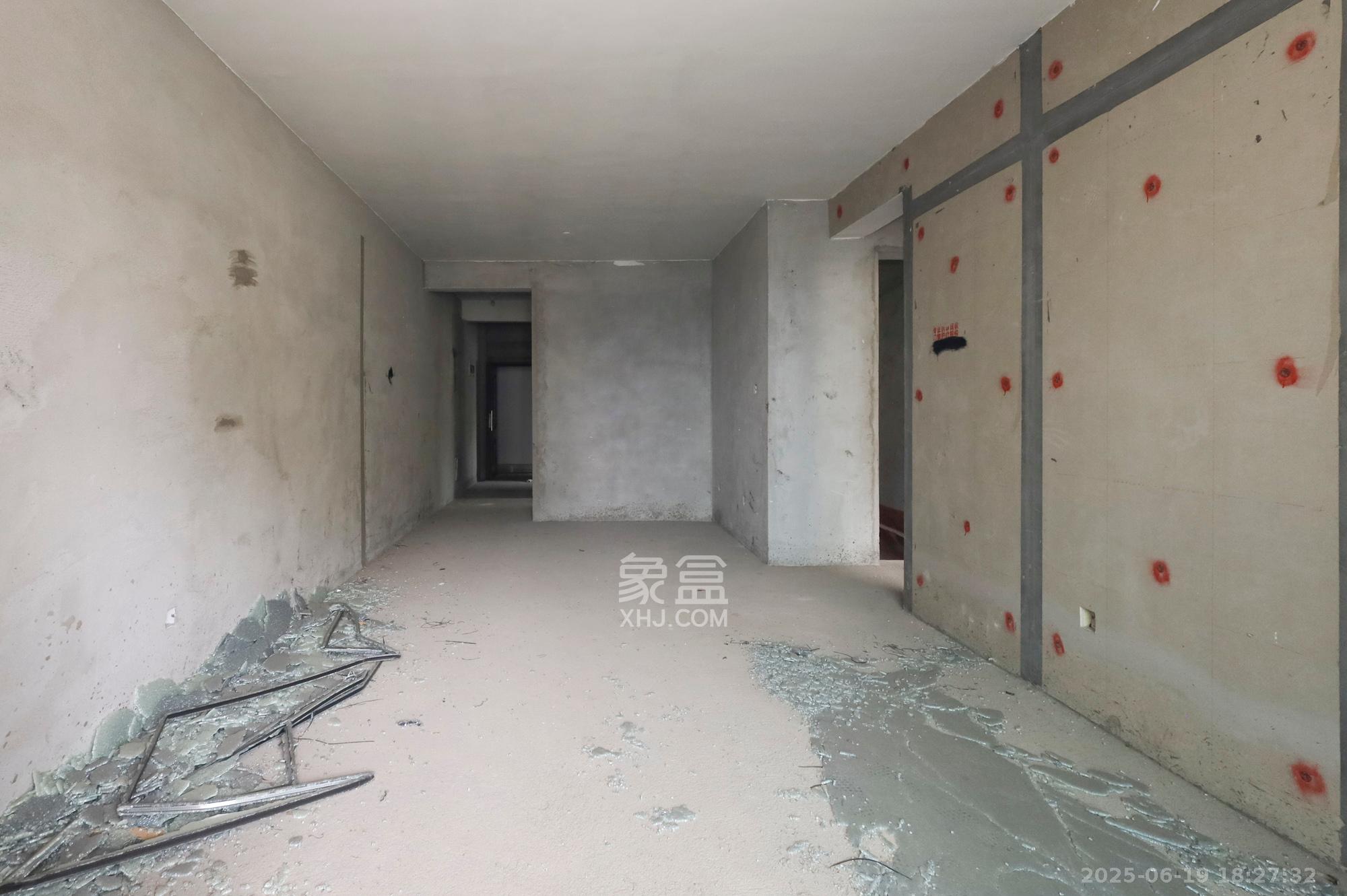 南璟滨江书苑 4室2厅1卫 36.50万 南璟滨江书苑 4室2厅1卫 36.50万客厅