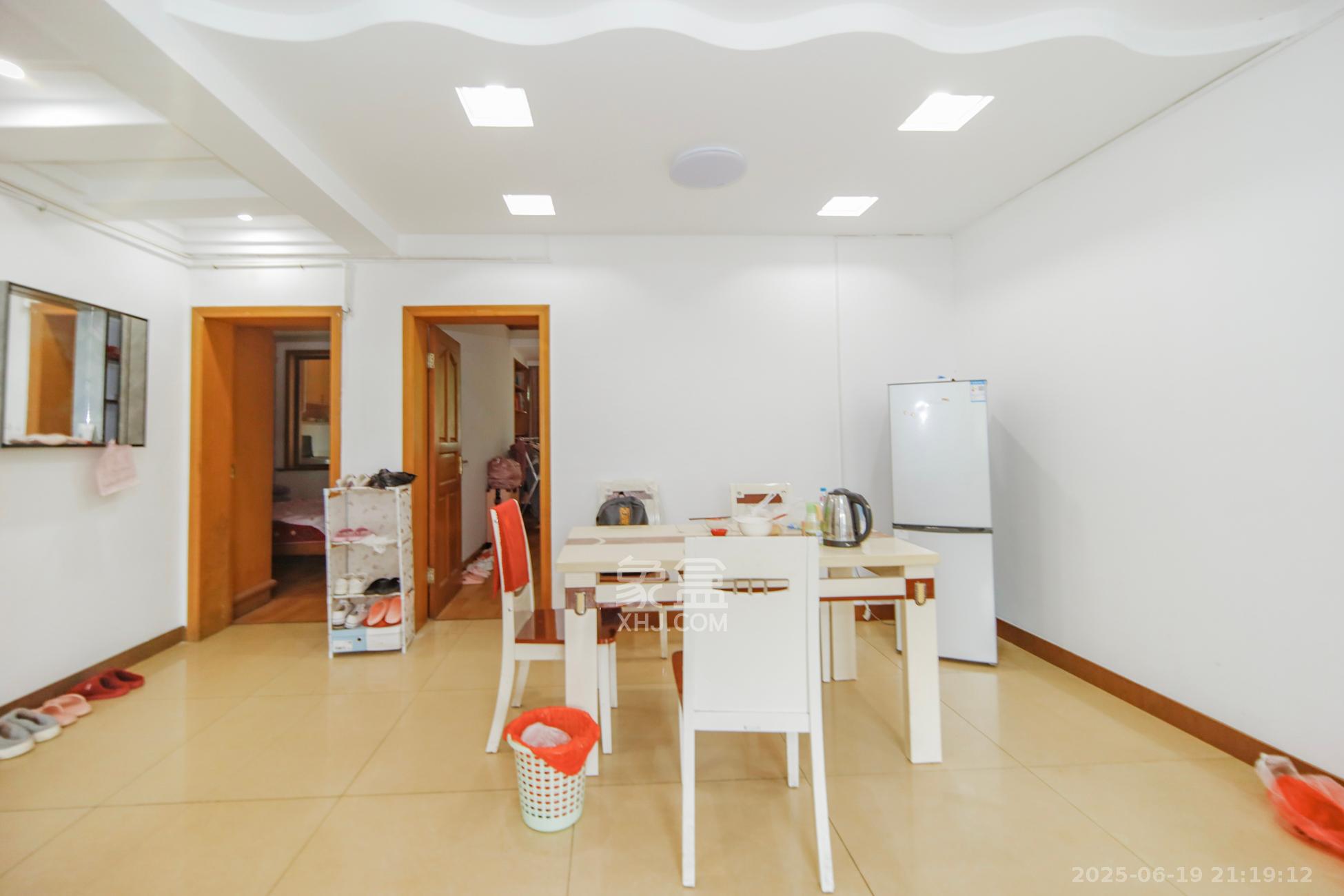 中建五局信和苑一区  2室2厅1卫   63.80万客厅