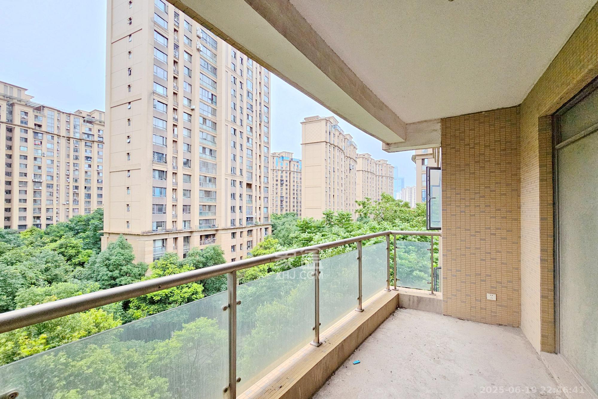 新华都万家城  3室2厅2卫   88.00万阳台