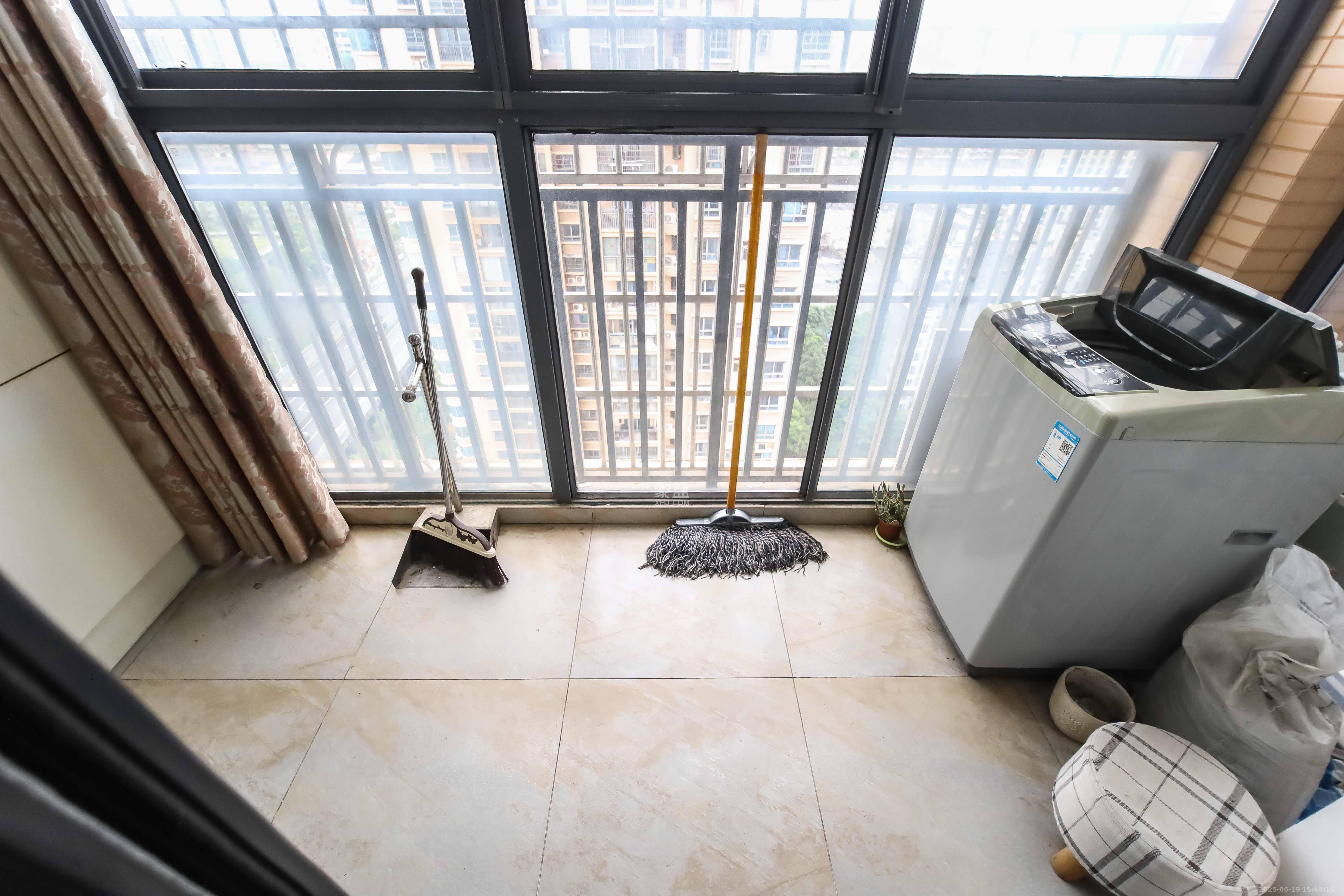 华城广场 2室2厅1卫 72.6万 华城广场 2室2厅1卫 72.6万阳台