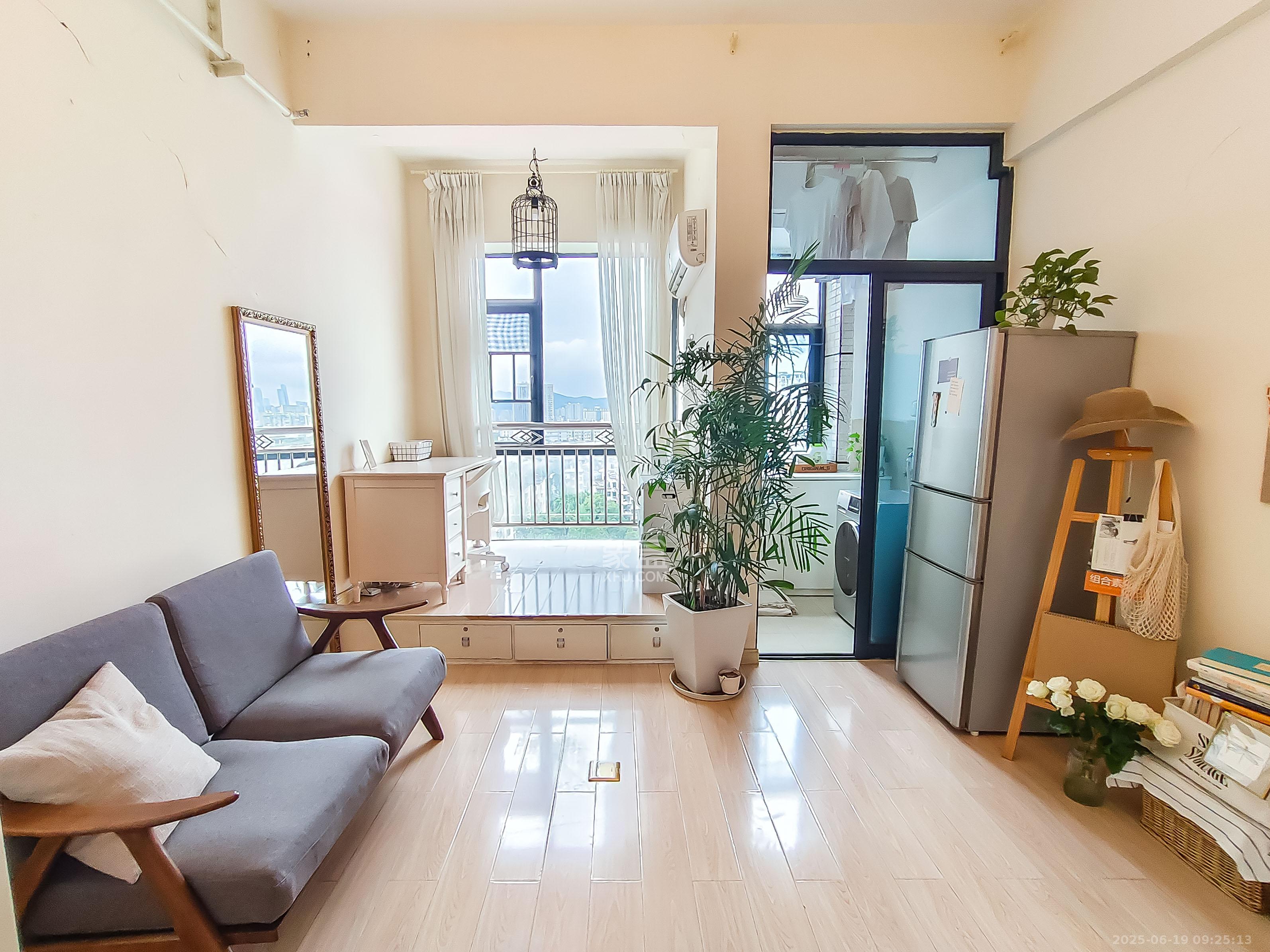 长房时代城 1室1厅1卫 37.8万 长房时代城 1室1厅1卫 37.8万客厅