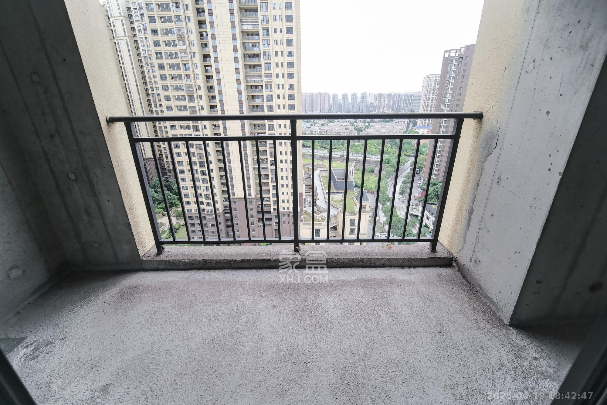 星城春晓 3室2厅1卫 65.0万 星城春晓 3室2厅1卫 65.0万阳台