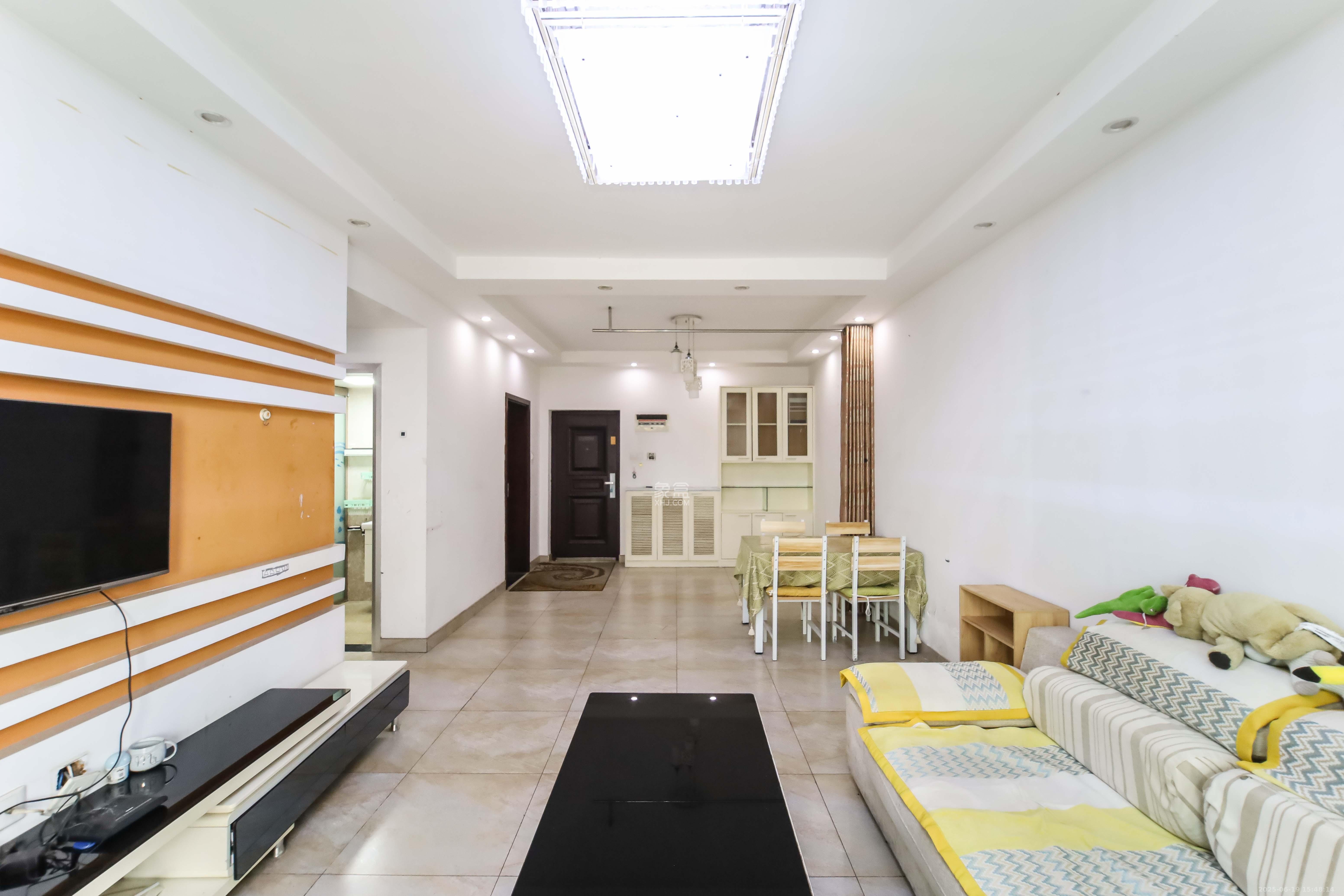 华城广场 2室2厅1卫 72.6万 华城广场 2室2厅1卫 72.6万客厅