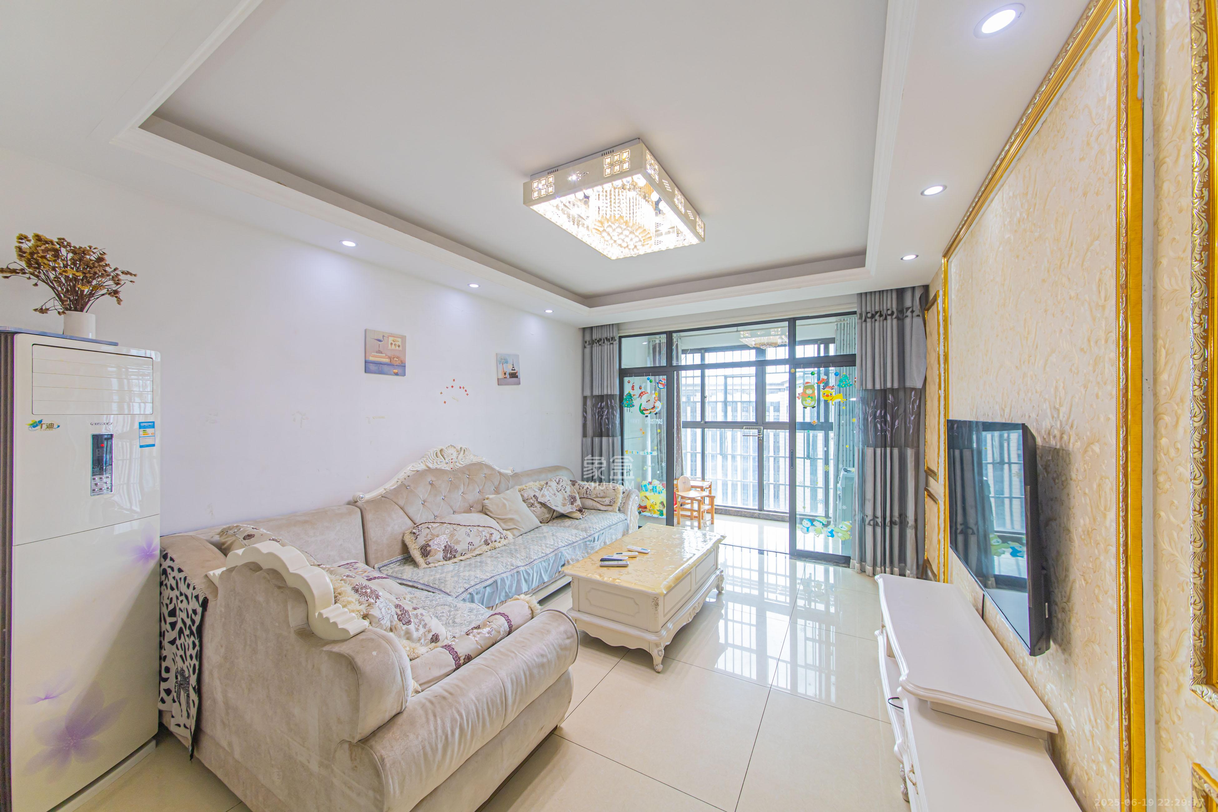 长城水郡 1室2厅1卫 60.0万 长城水郡 1室2厅1卫 60.0万客厅