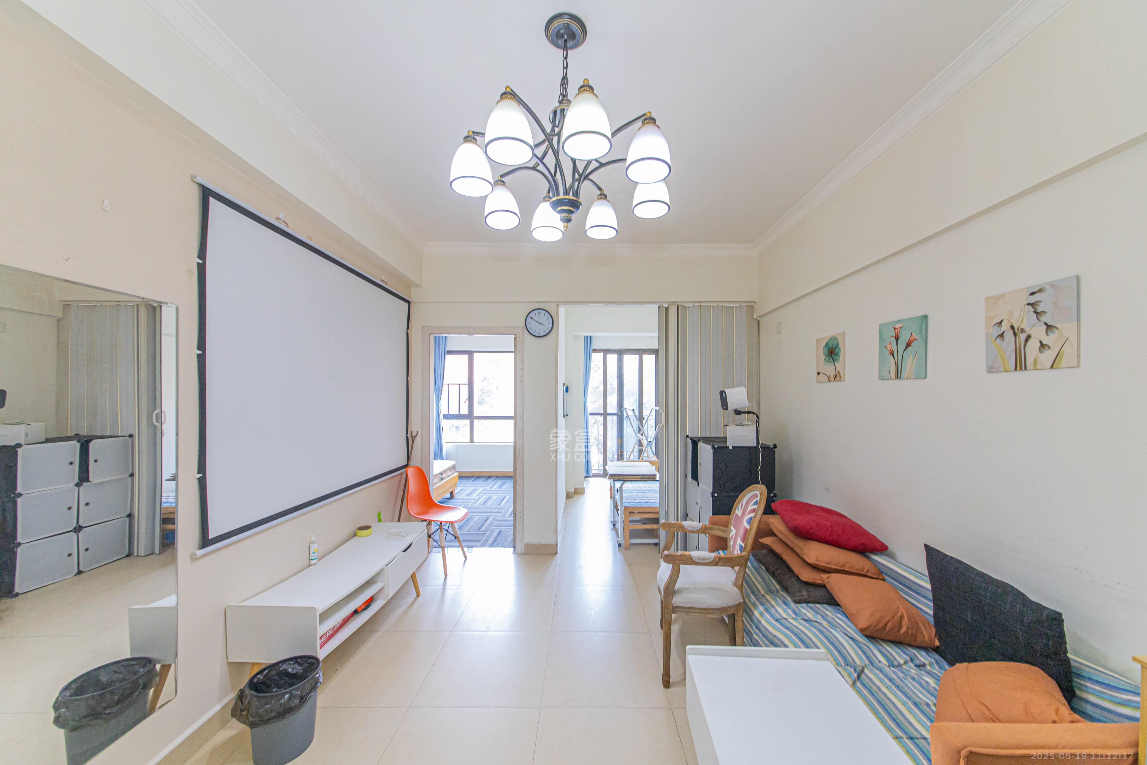 绿地公馆（绿地名邸）  1室1厅1卫    61.0万客厅