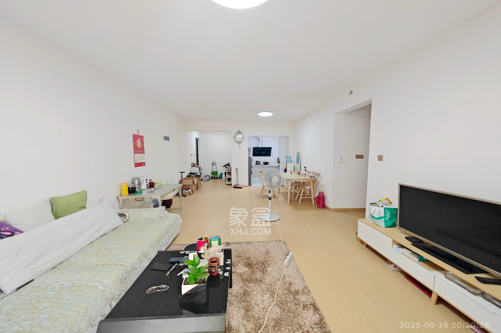 国欣向荣府  4室2厅2卫    155.0万 国欣向荣府  4室2厅2卫    155.0万客厅