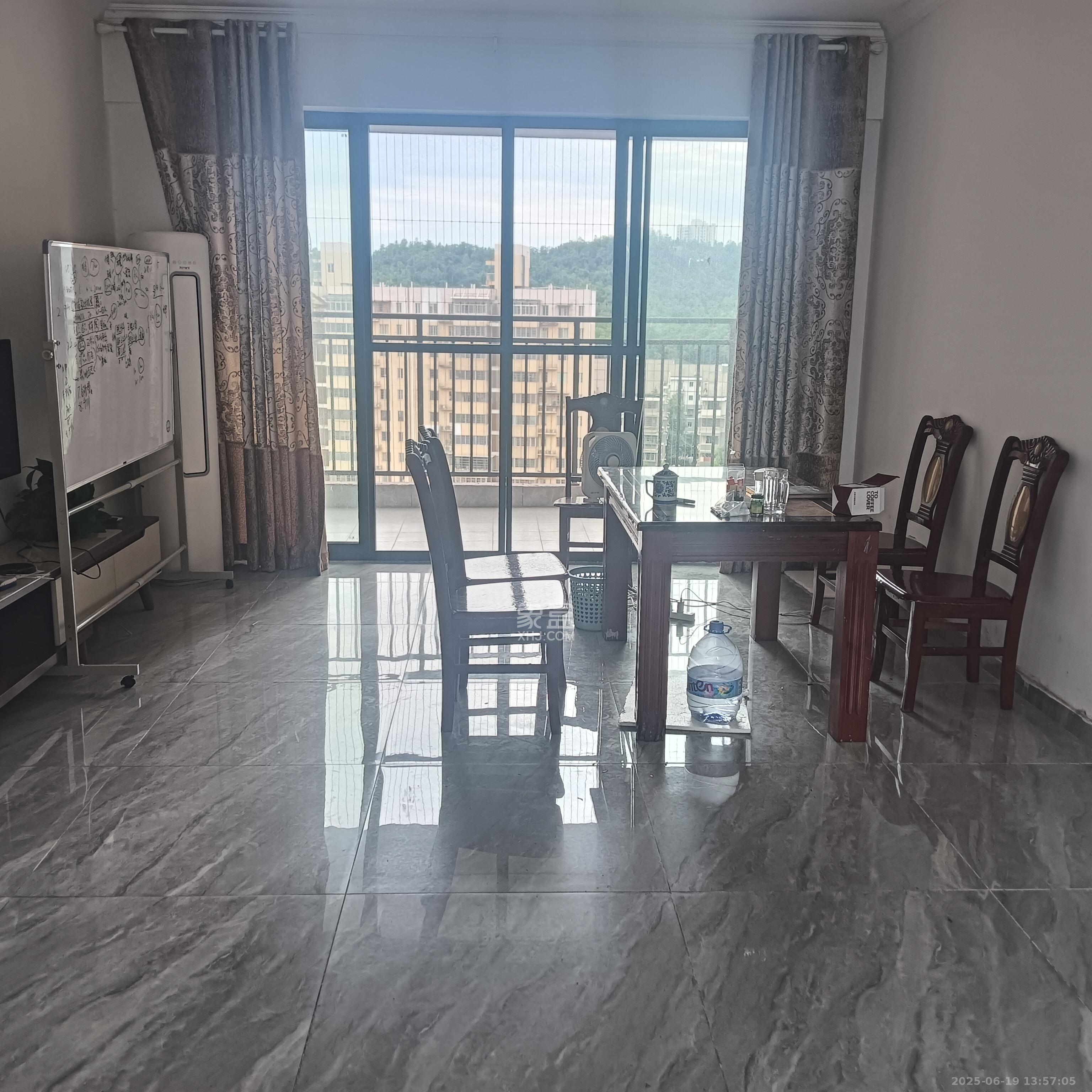 湘诚德峰小区B区  3室2厅2卫    2500.0元/月 湘诚德峰小区B区  3室2厅2卫    2500.0元/月